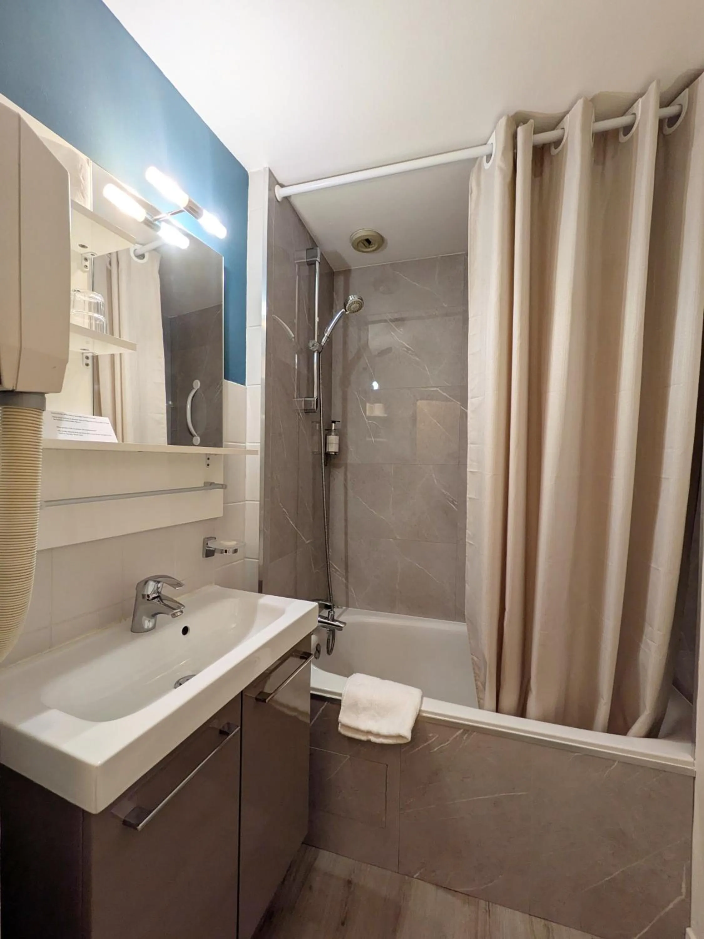 Bathroom in Hotel des Abers