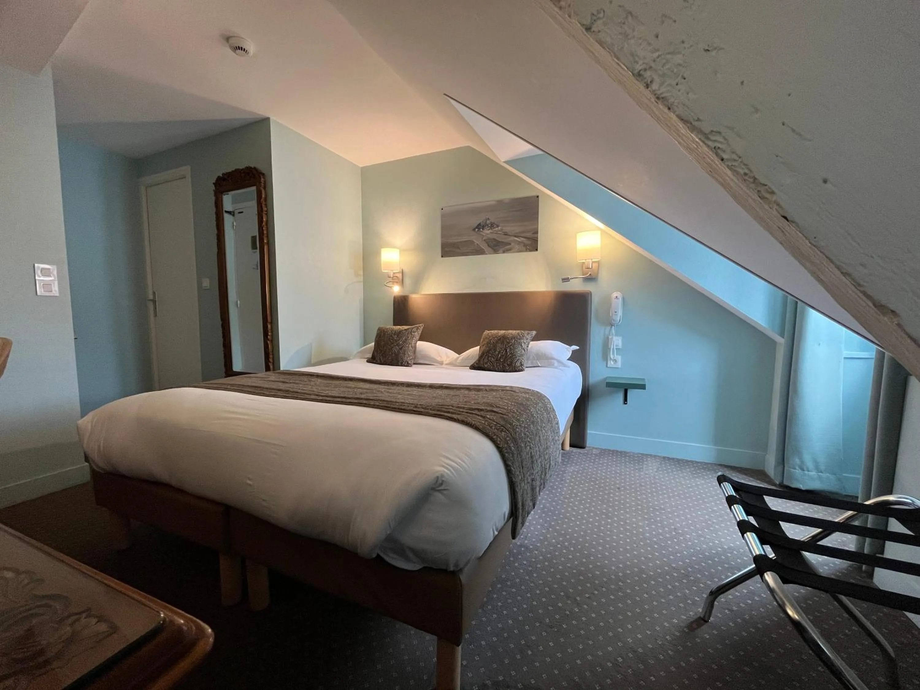 Photo of the whole room, Bed in Hotel des Abers