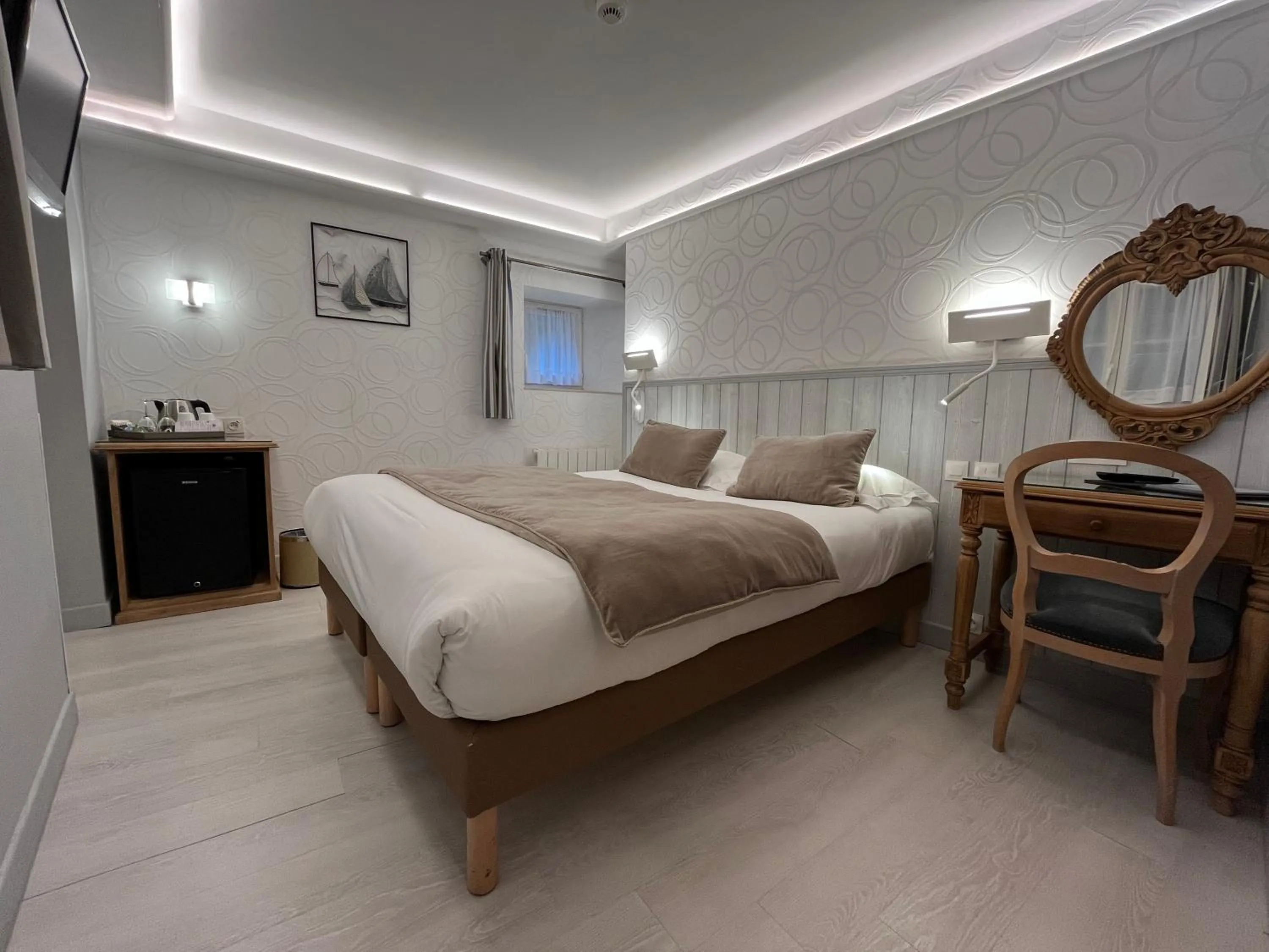 Photo of the whole room, Bed in Hotel des Abers