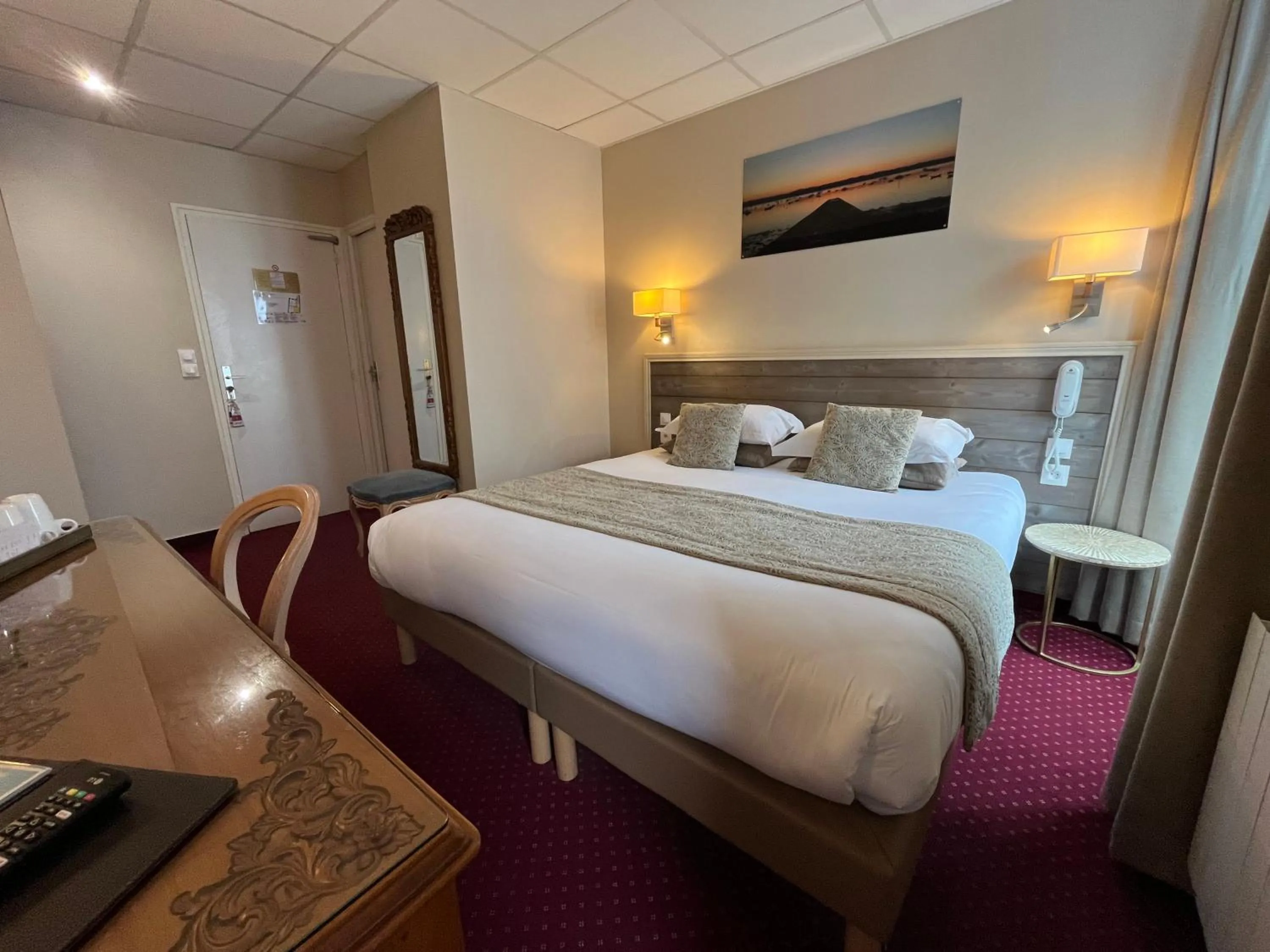 Photo of the whole room, Bed in Hotel des Abers