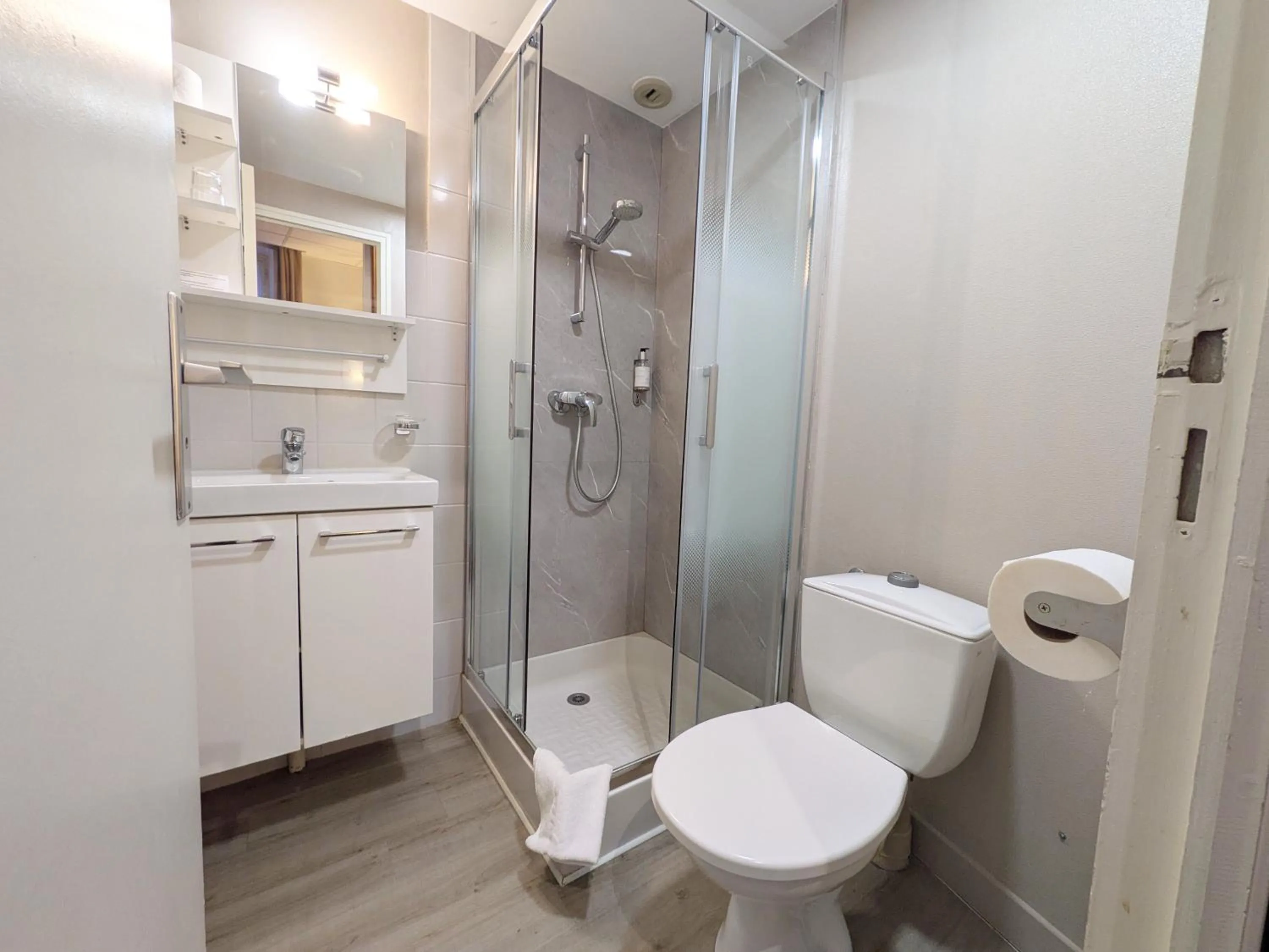 Bathroom in Hotel des Abers