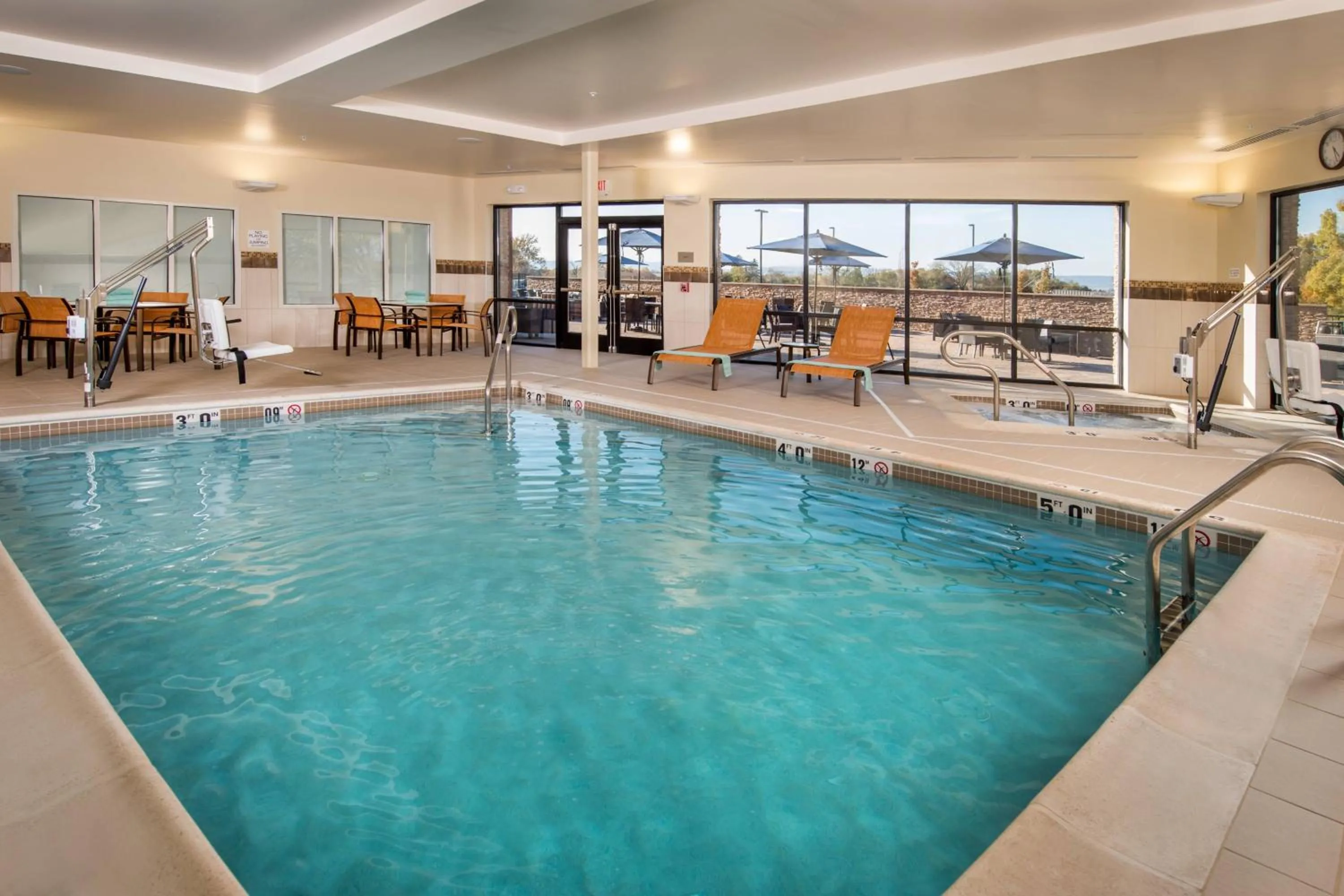 Swimming pool in Courtyard by Marriott Shippensburg