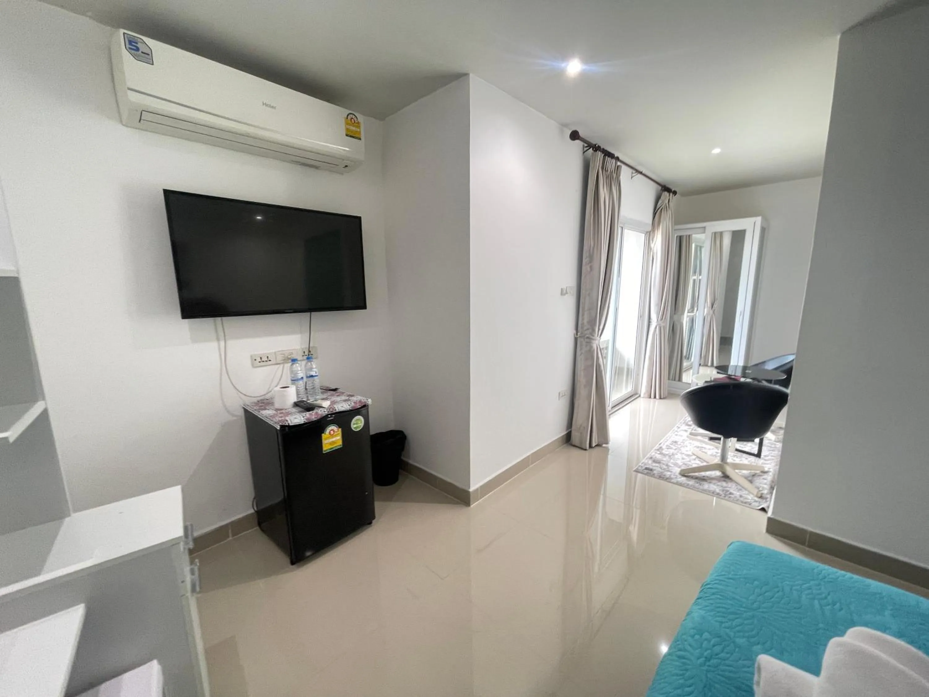 Photo of the whole room in W-9 Hotel