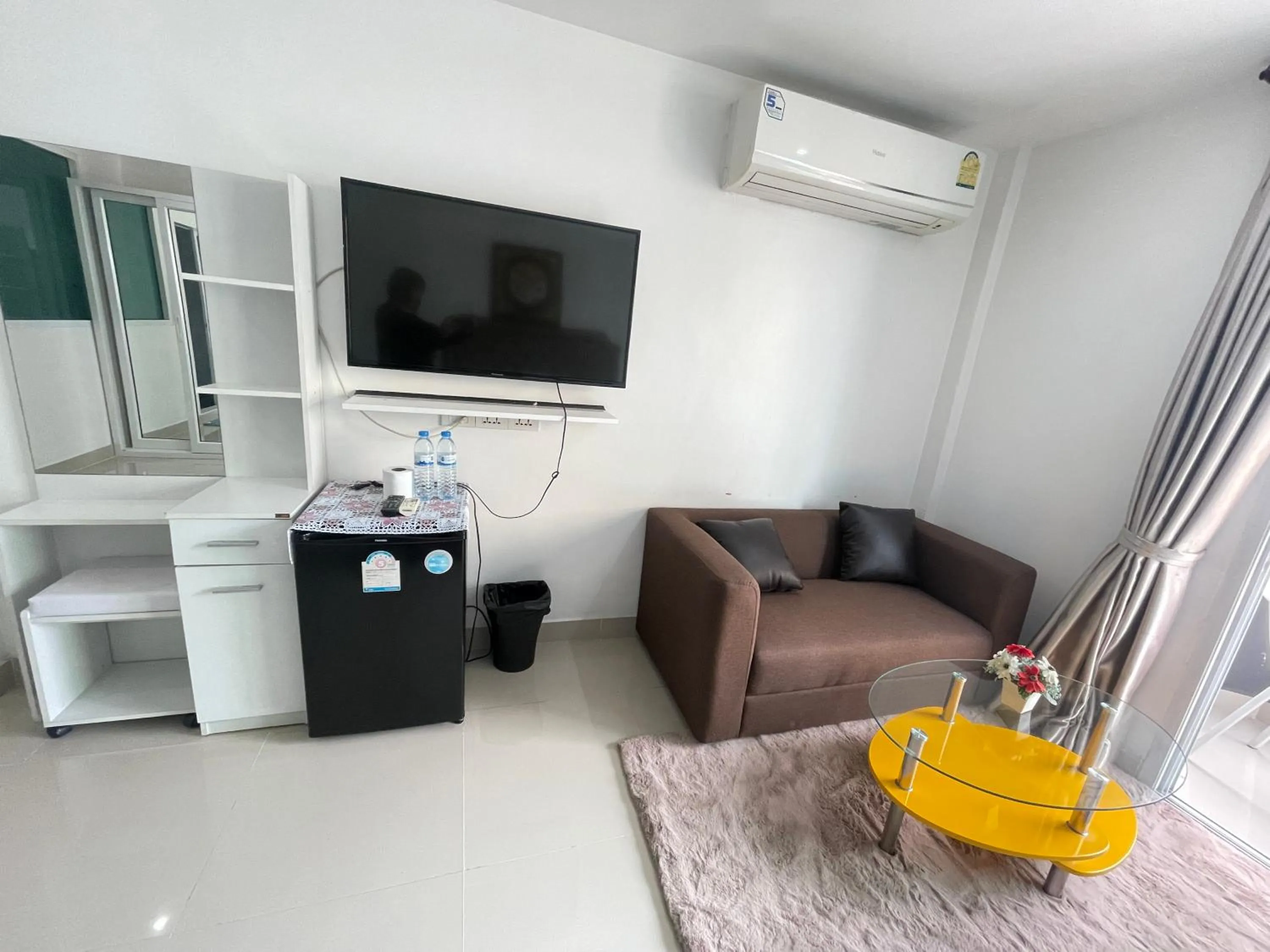 Photo of the whole room in W-9 Hotel