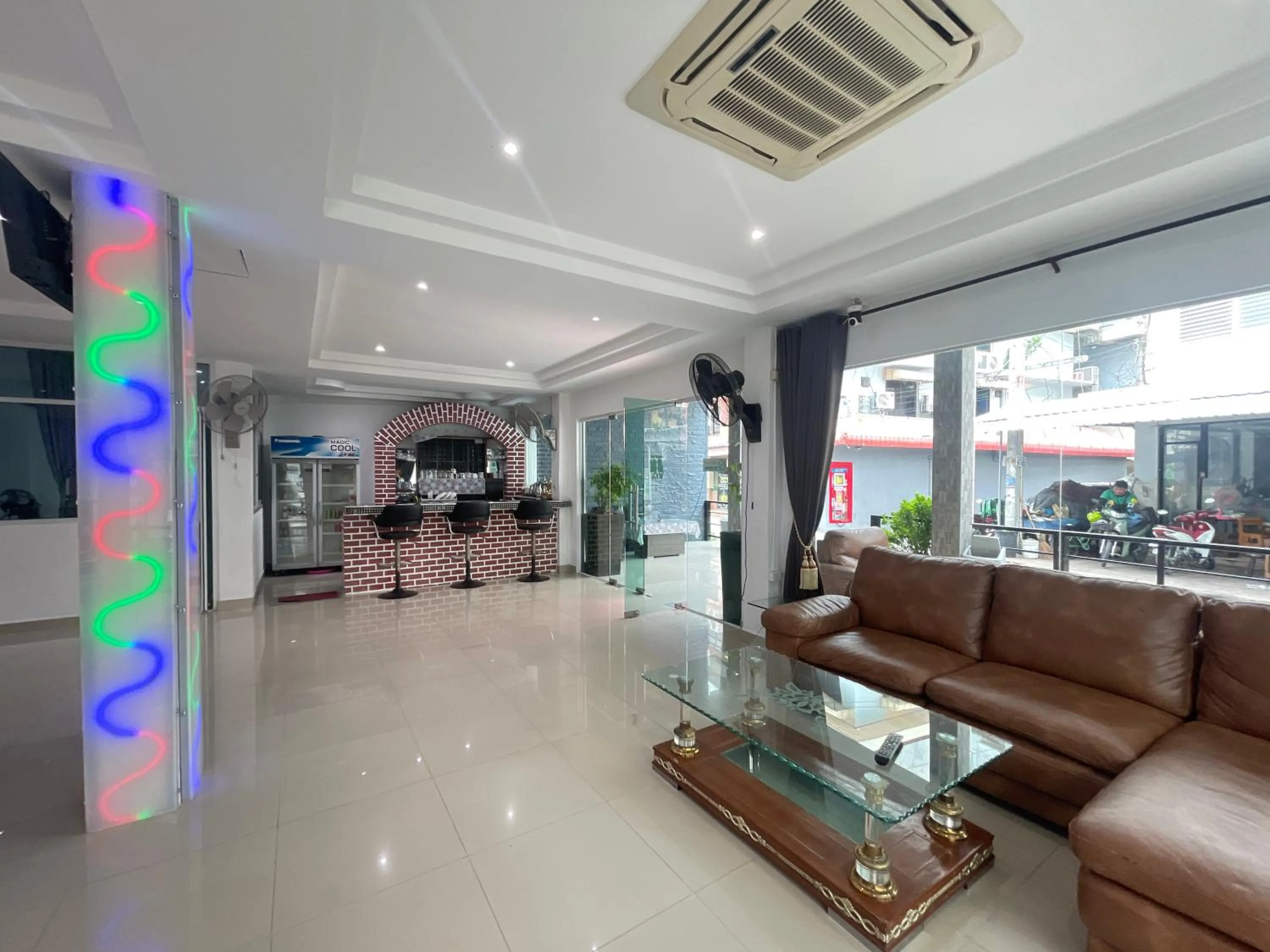 Restaurant/places to eat in W-9 Hotel