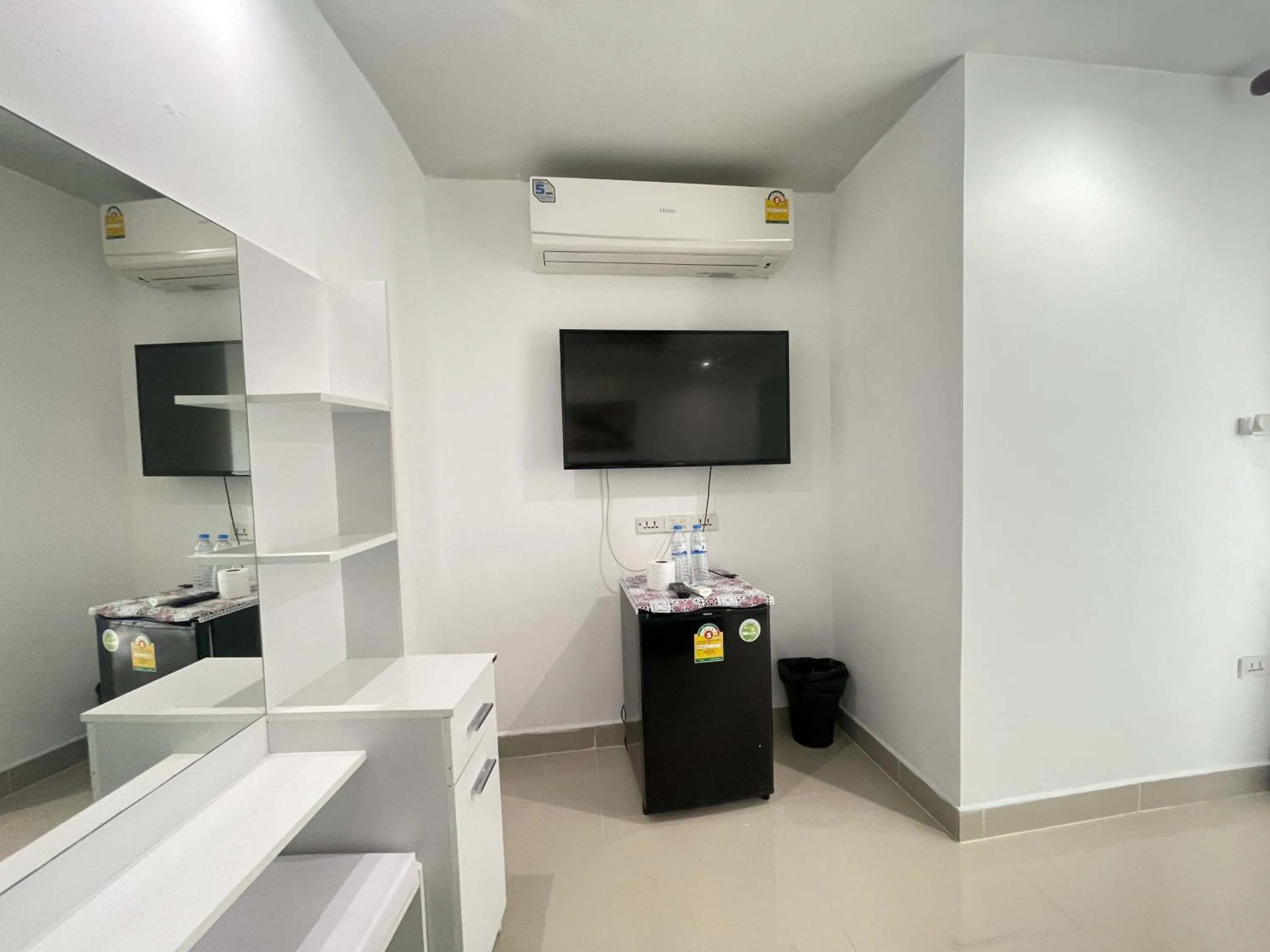 Photo of the whole room in W-9 Hotel