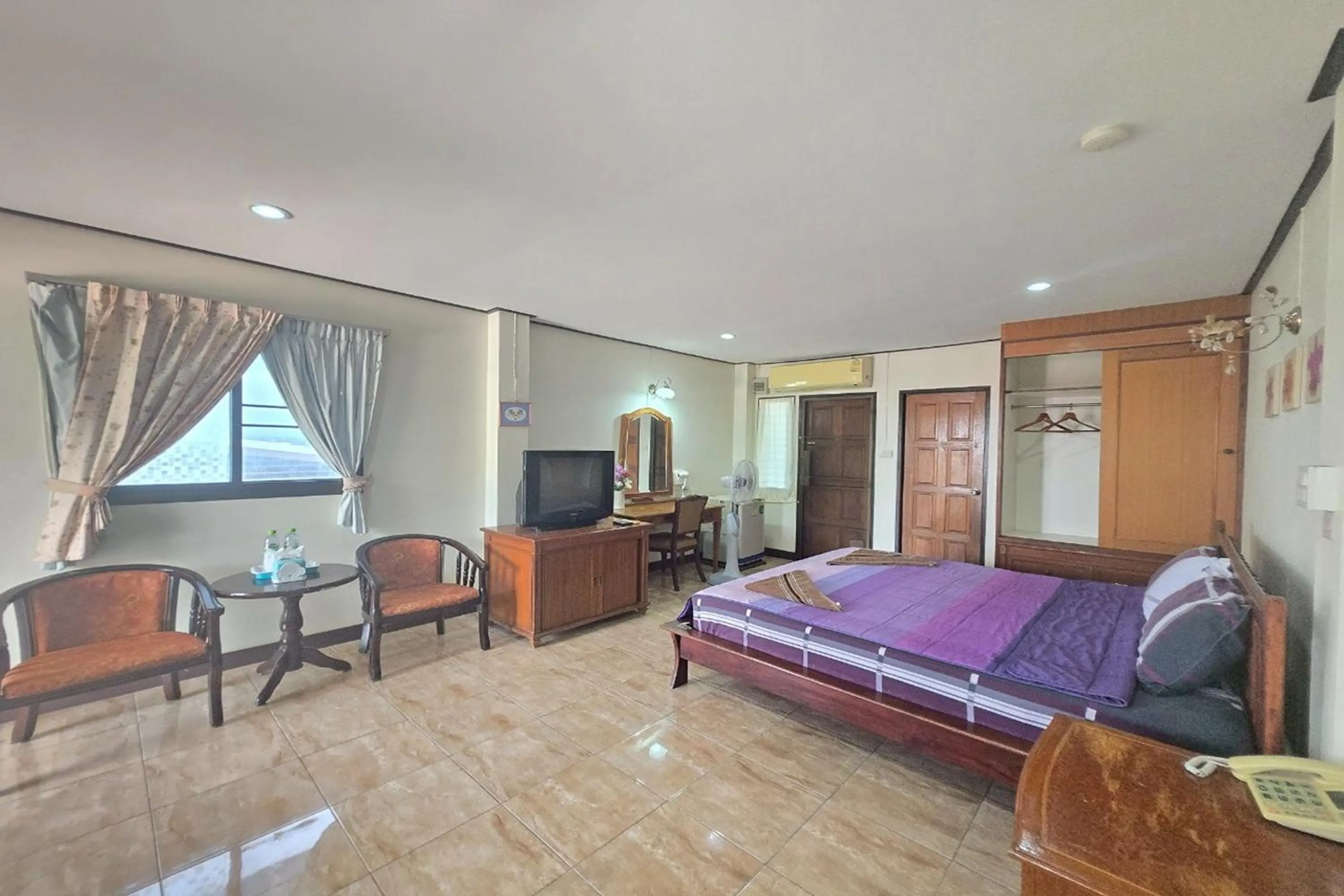 Bed in Phaiboon Hotel & Resort