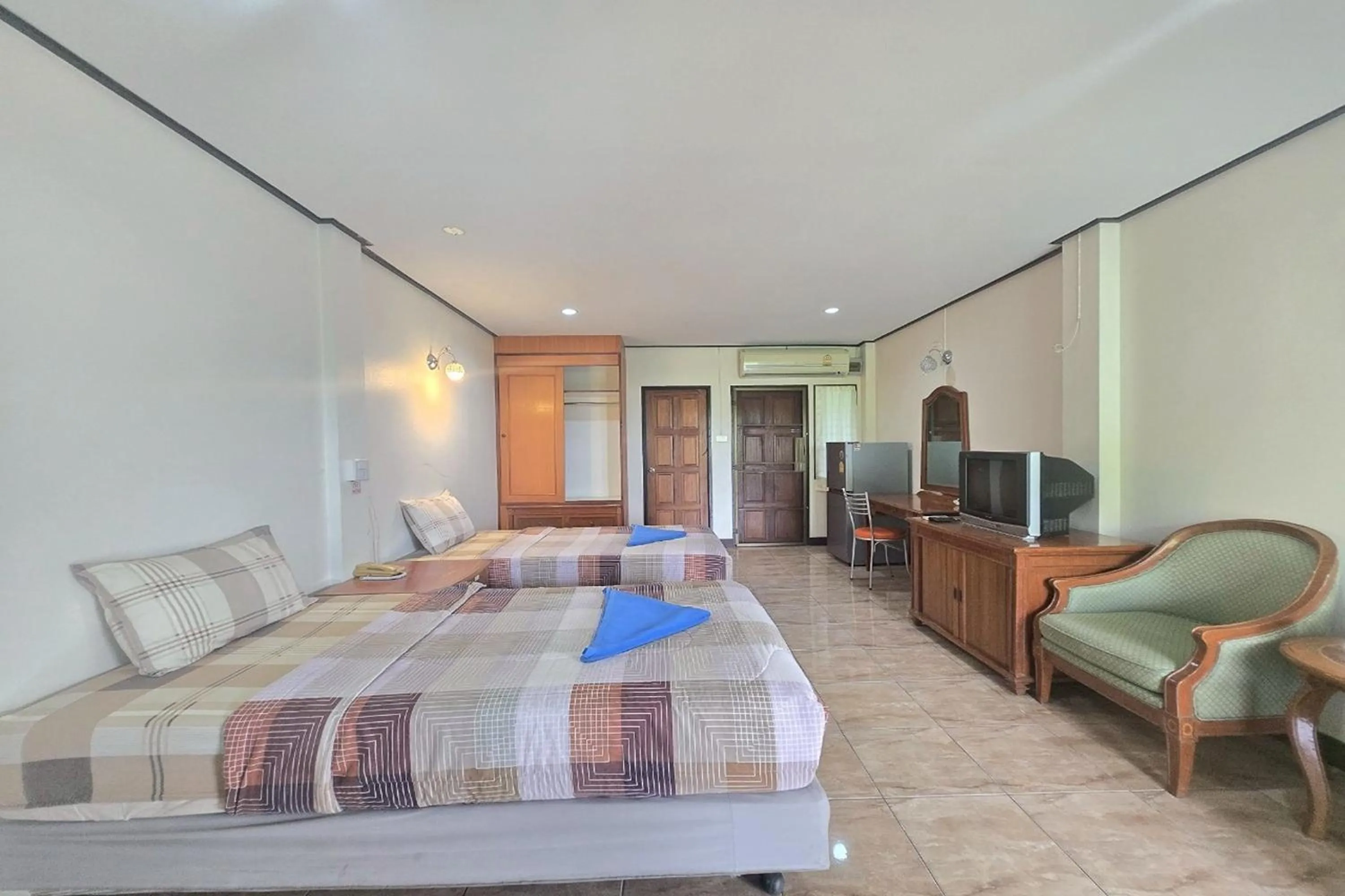 Bed in Phaiboon Hotel & Resort