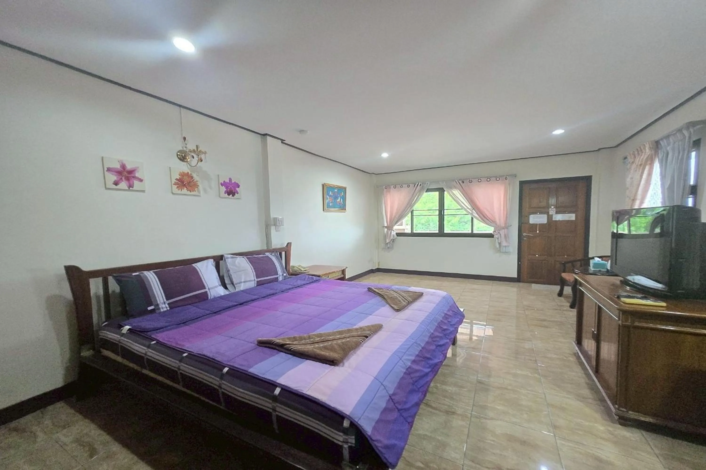 Bed in Phaiboon Hotel & Resort