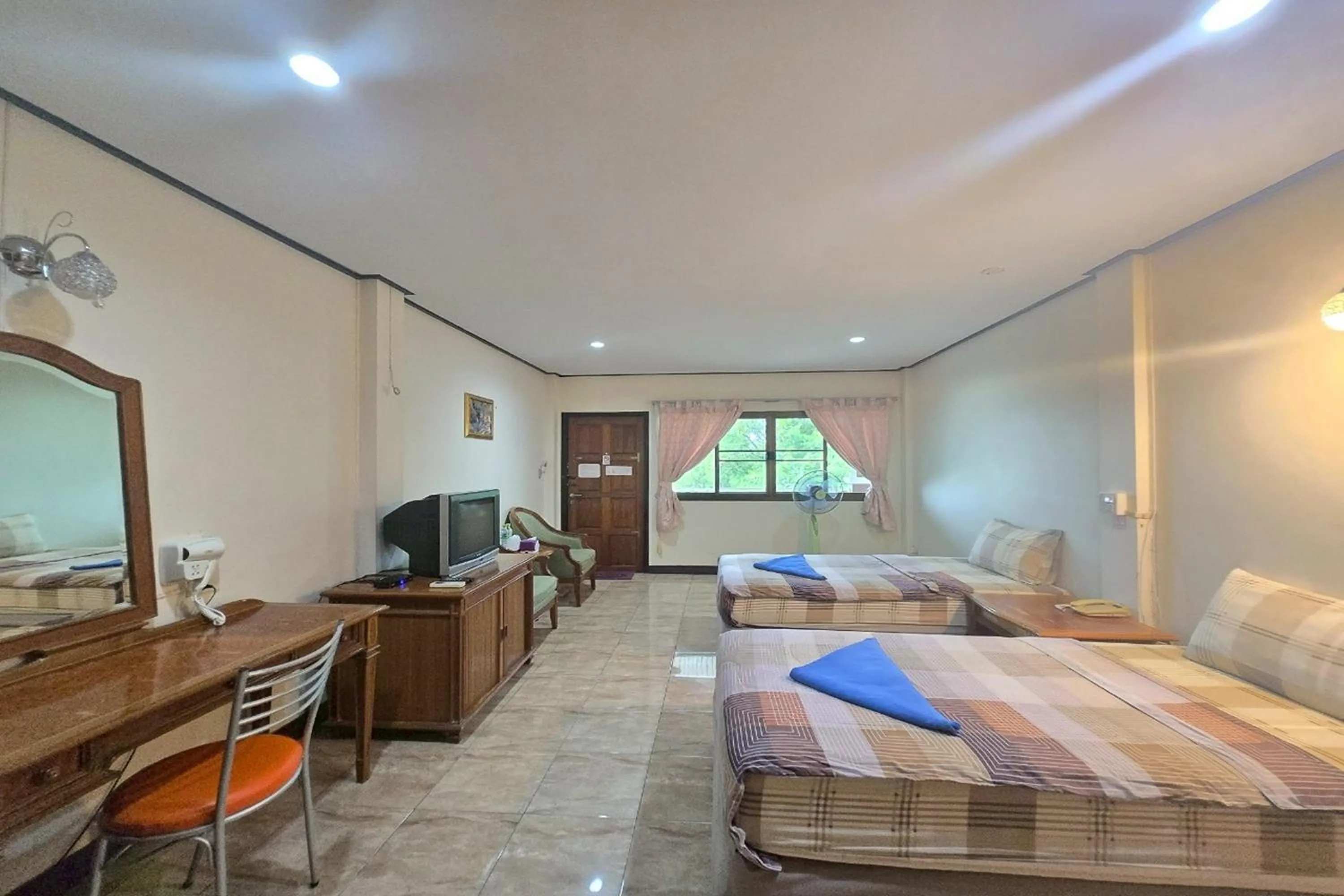 Bed in Phaiboon Hotel & Resort