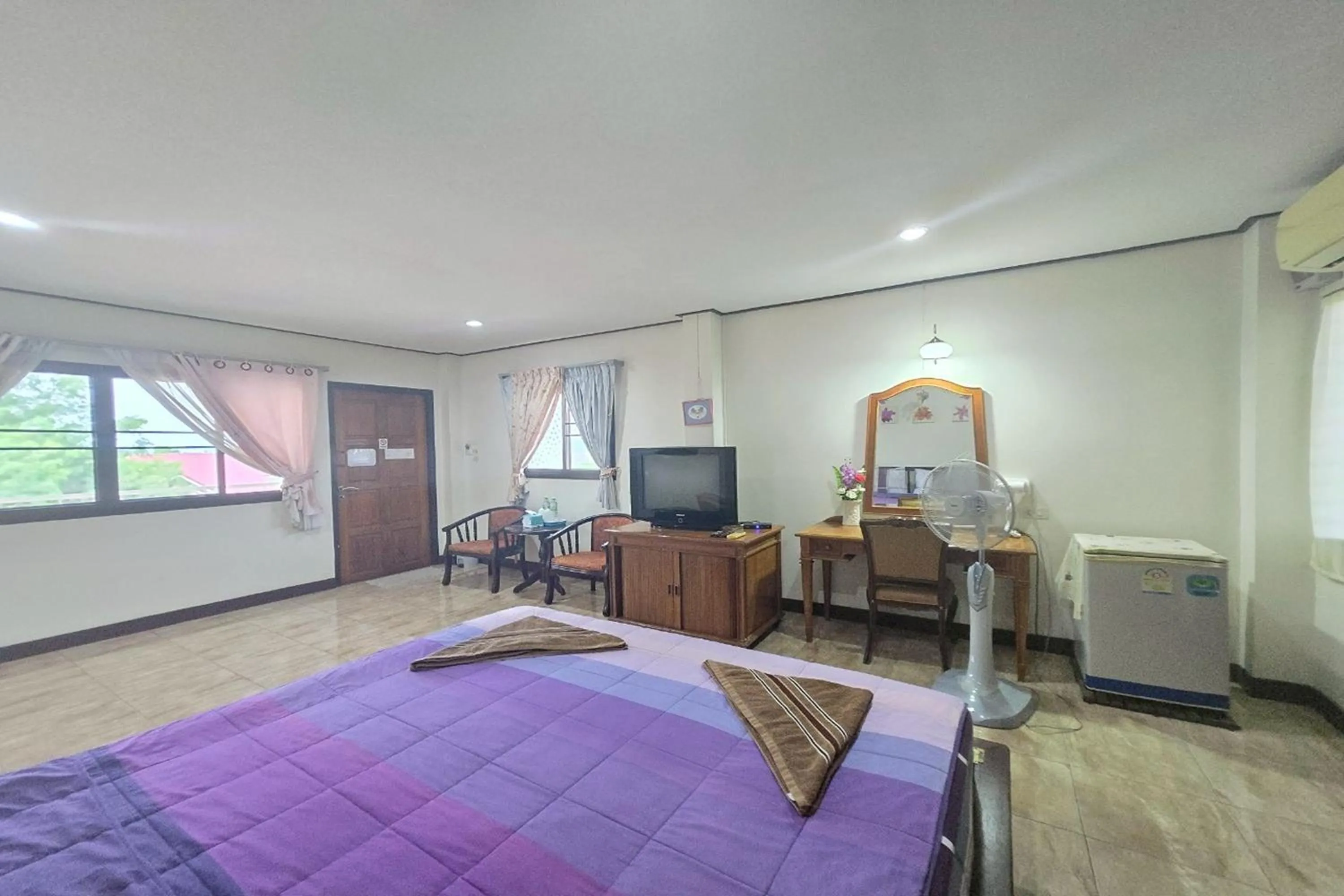 Bed in Phaiboon Hotel & Resort