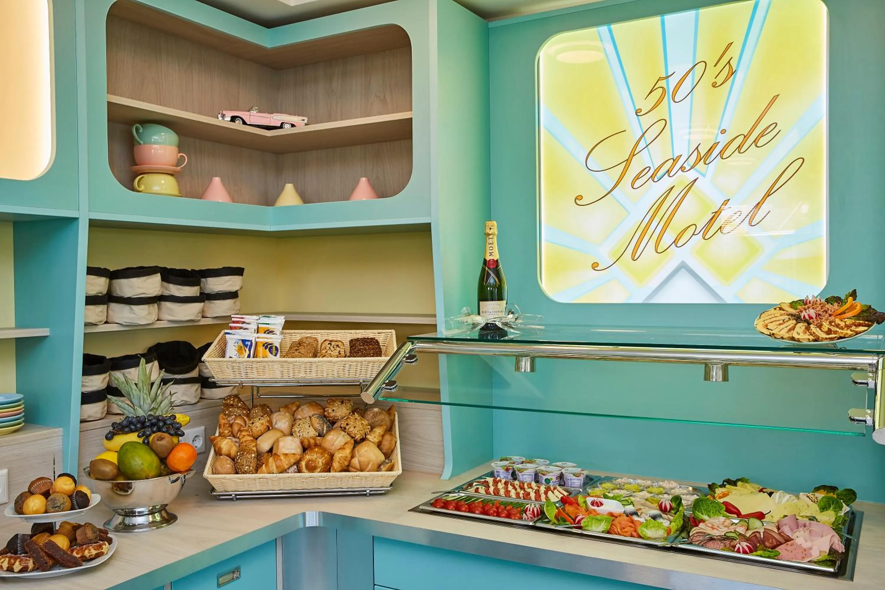 Food in Bernstein Hotel "50`s Seaside Motel"