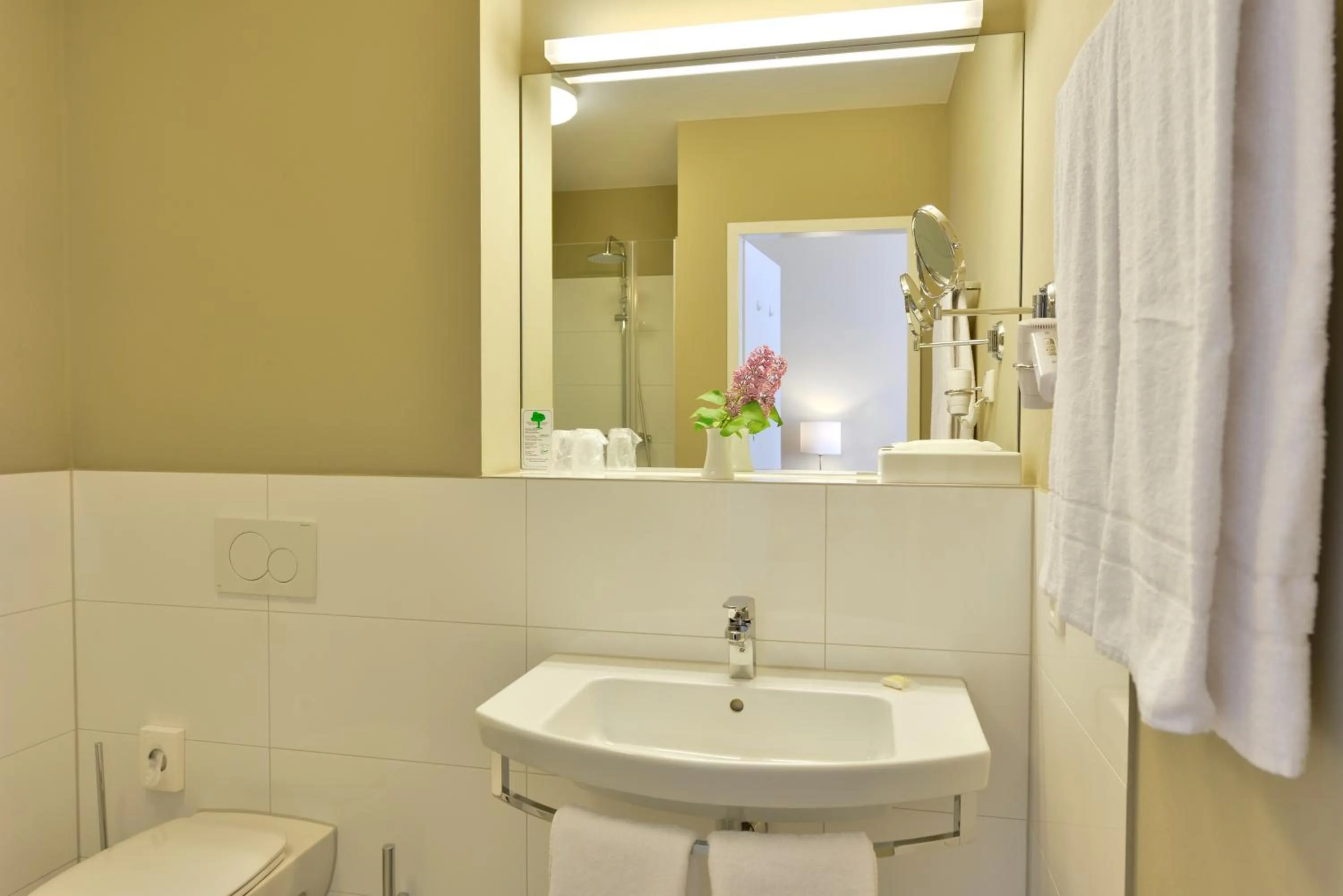 Toilet in INVITE Hotel Fulda City Hauptbahnhof