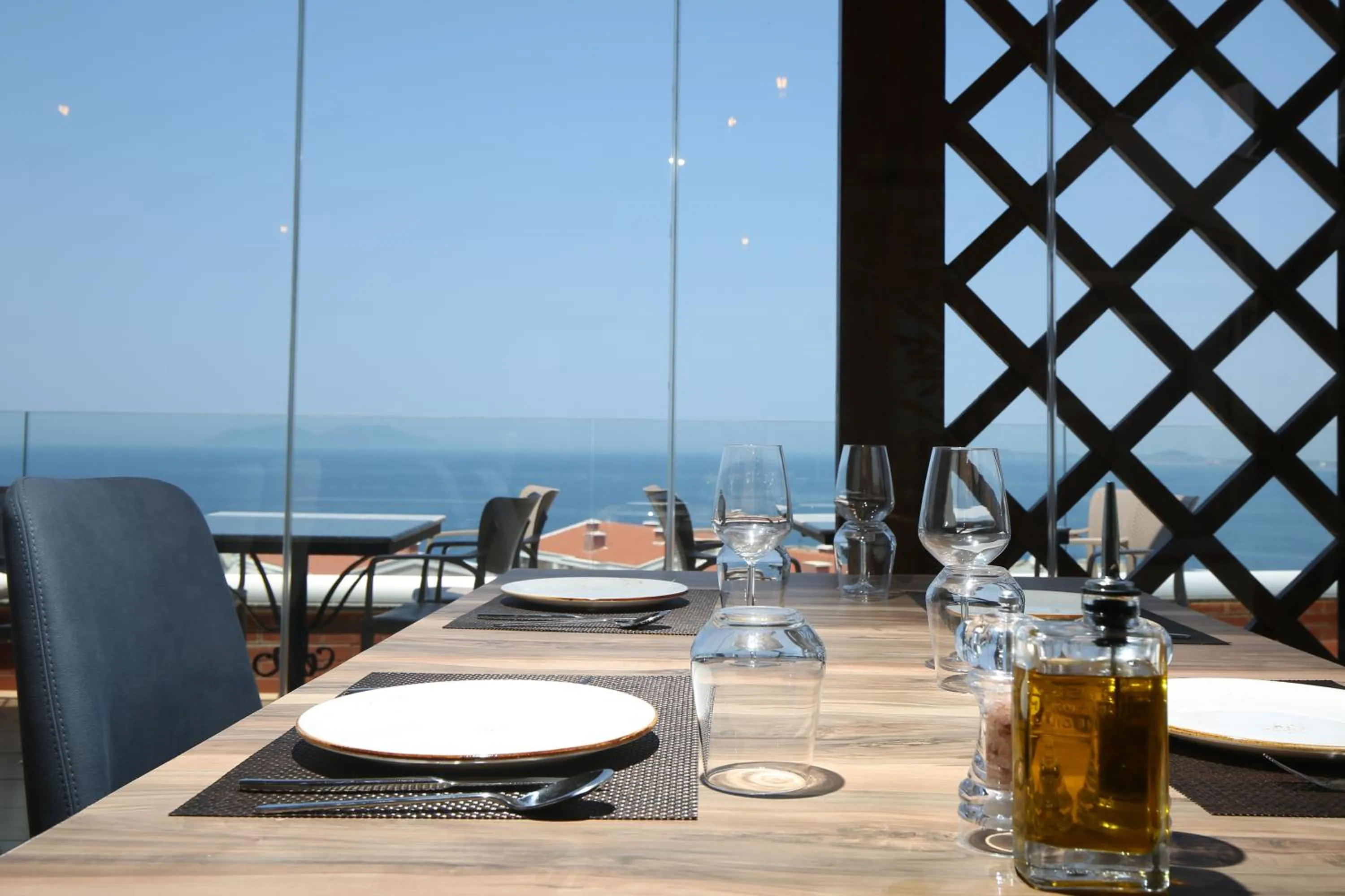 Restaurant/places to eat in Aliko Hotel