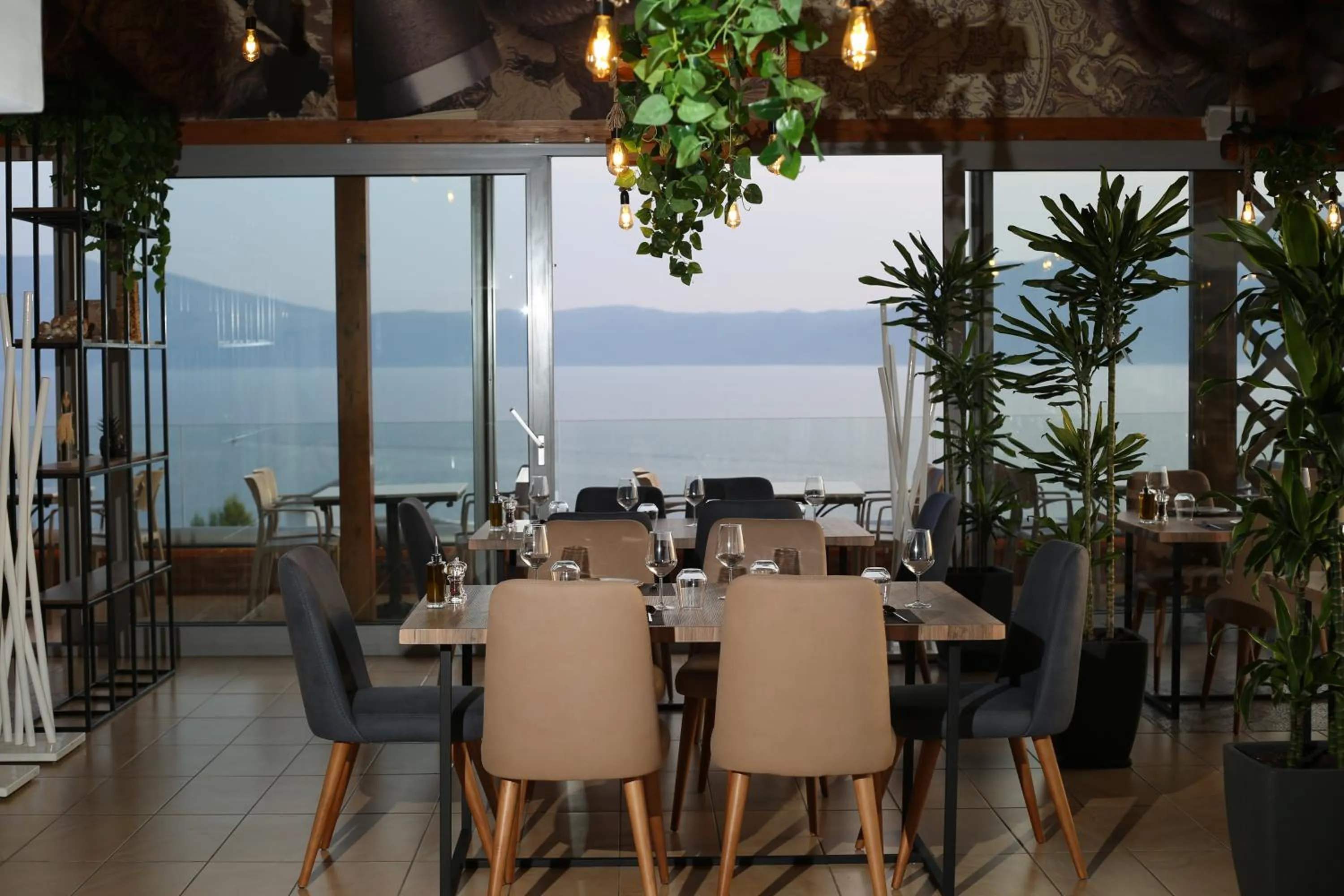 Restaurant/places to eat in Aliko Hotel