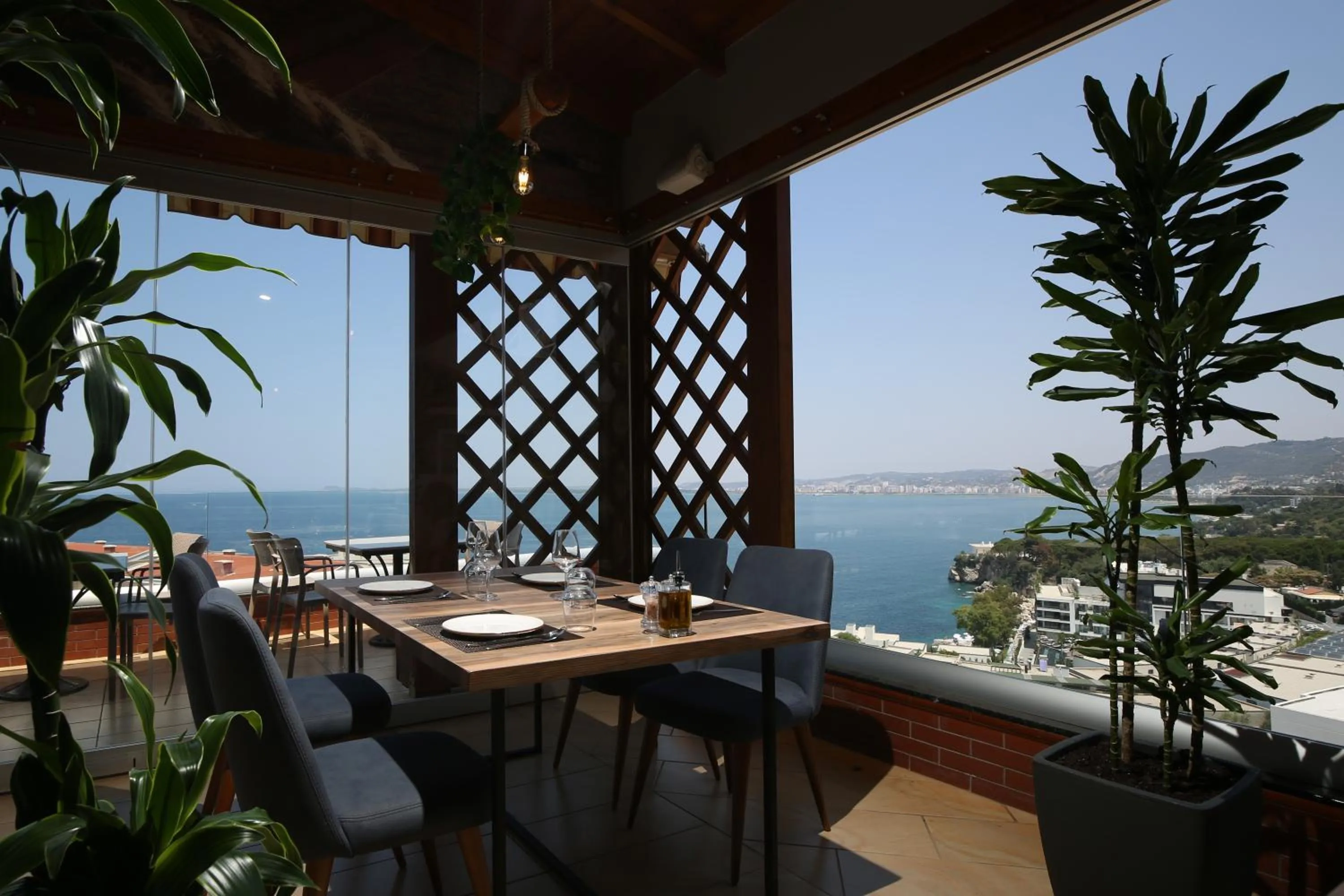 Restaurant/places to eat in Aliko Hotel