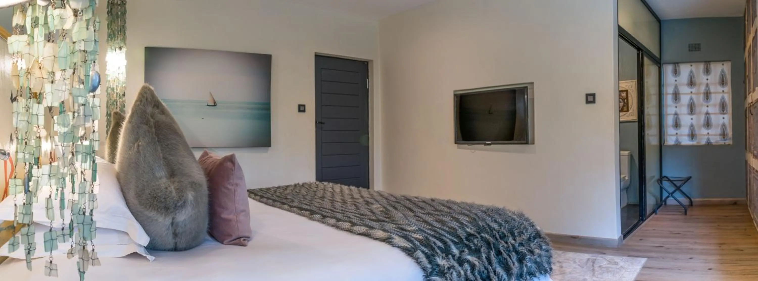 Bedroom, Bed in Latitude 13 Degrees