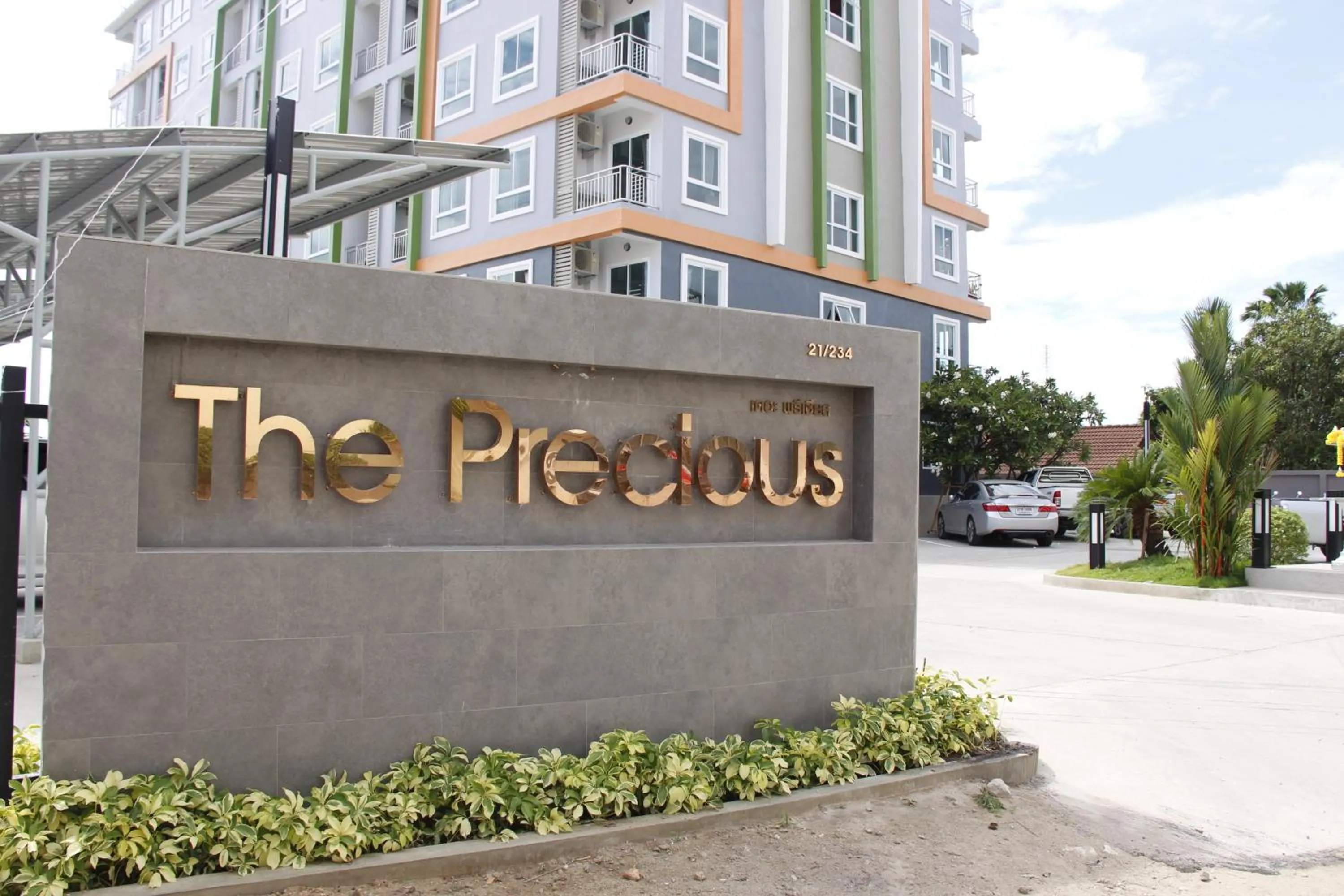 Facade/entrance in The Precious