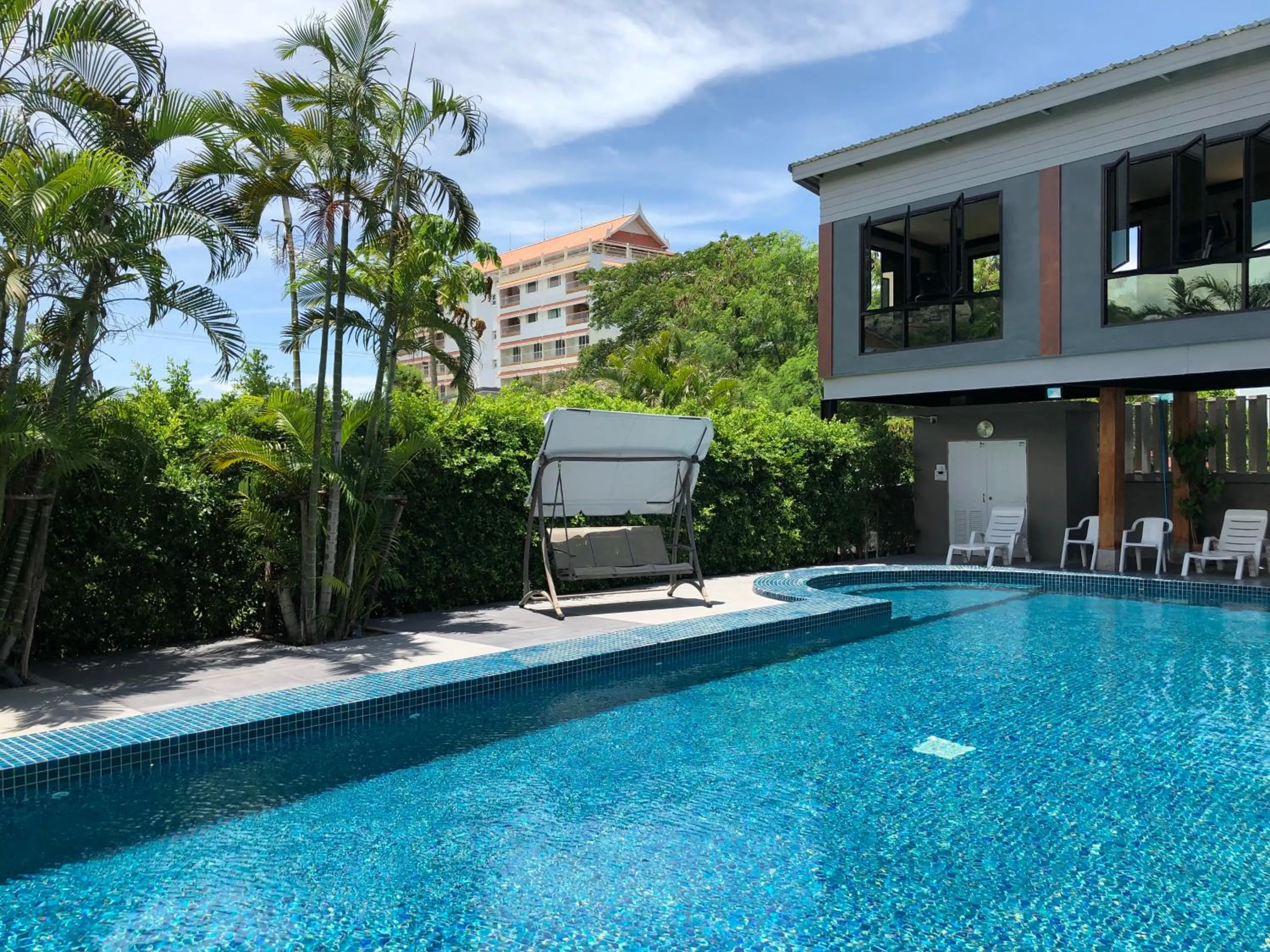 Swimming pool in The Precious