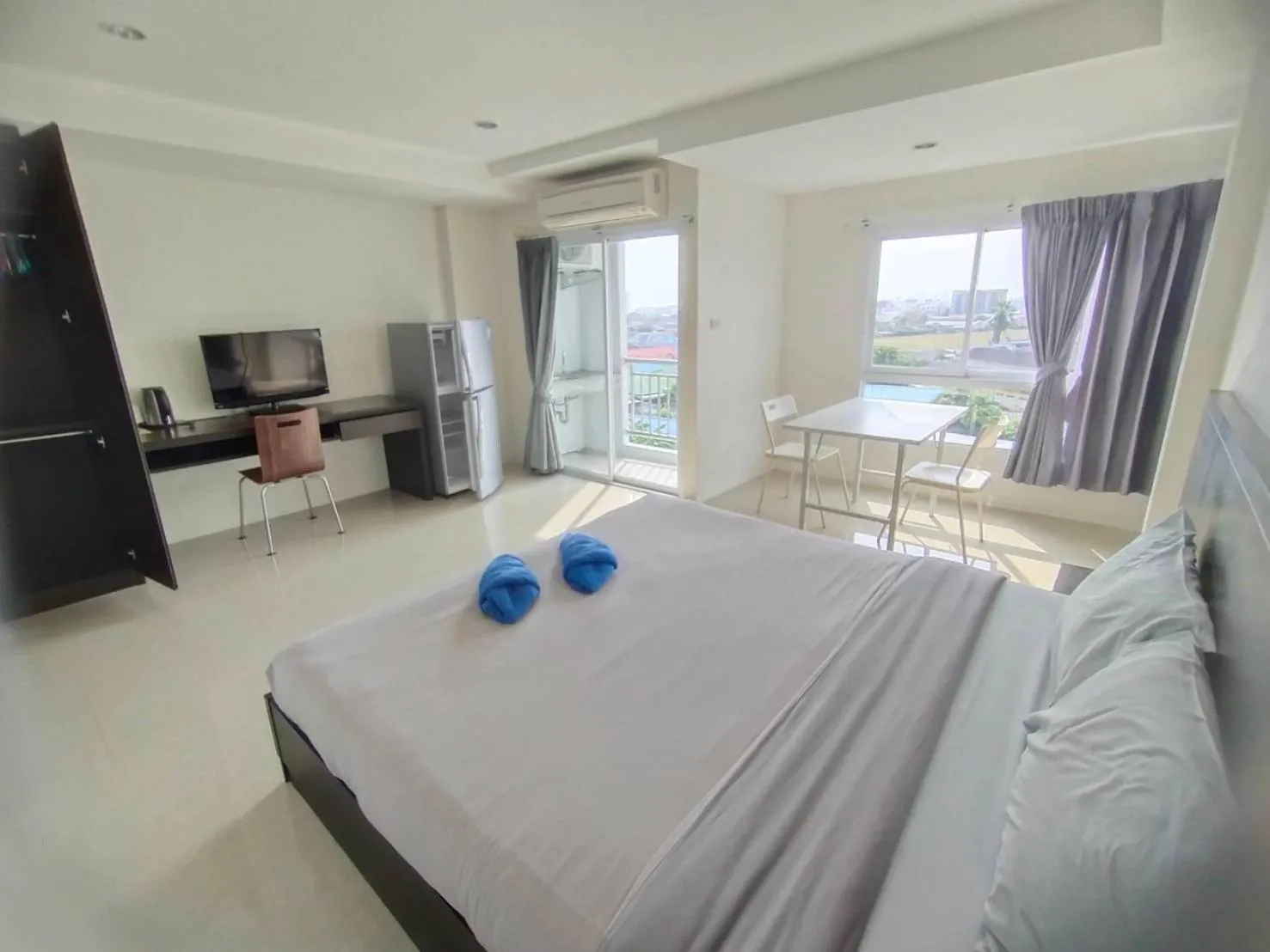 Photo of the whole room, Bed in The Precious