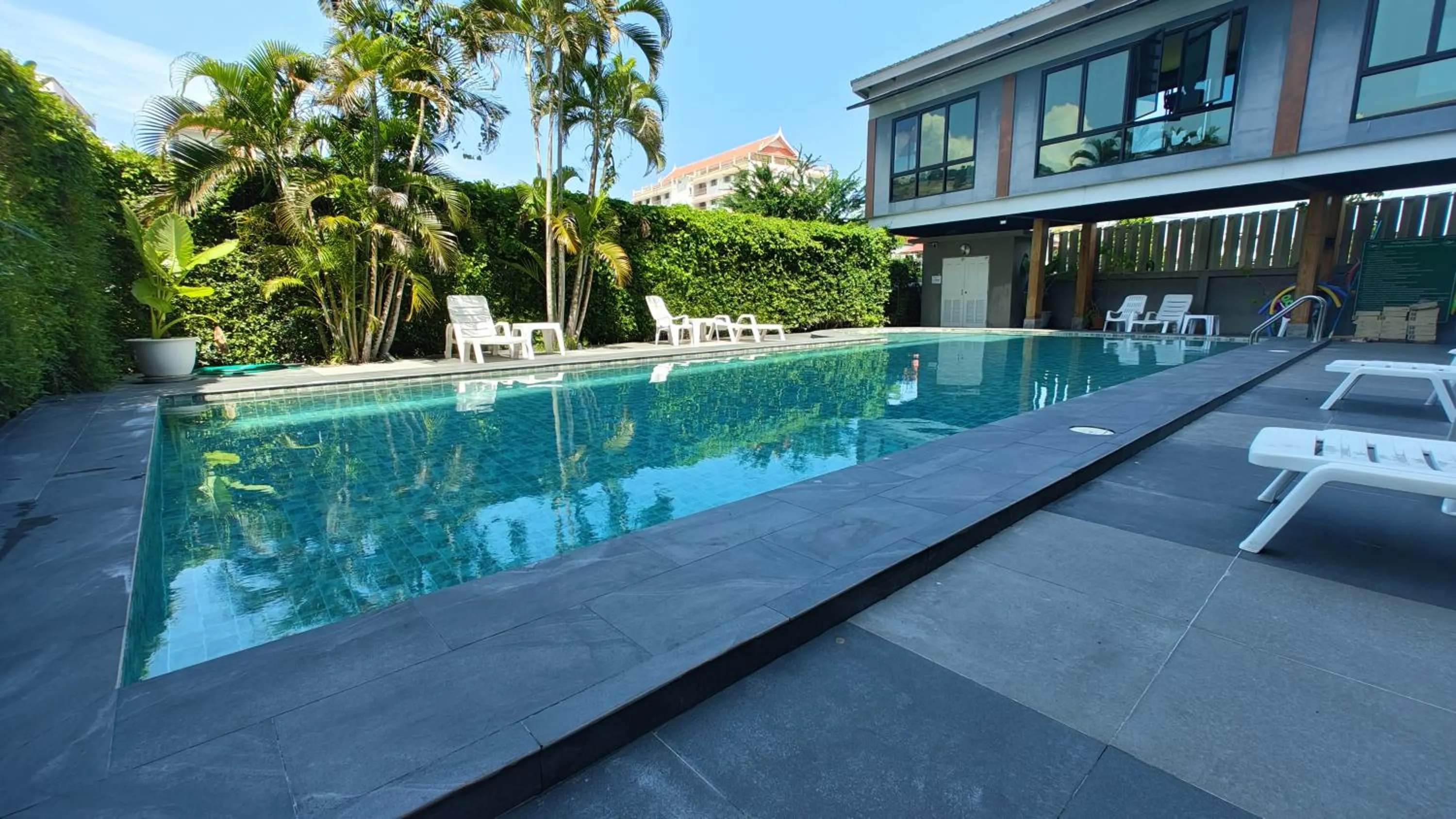 Swimming pool in The Precious