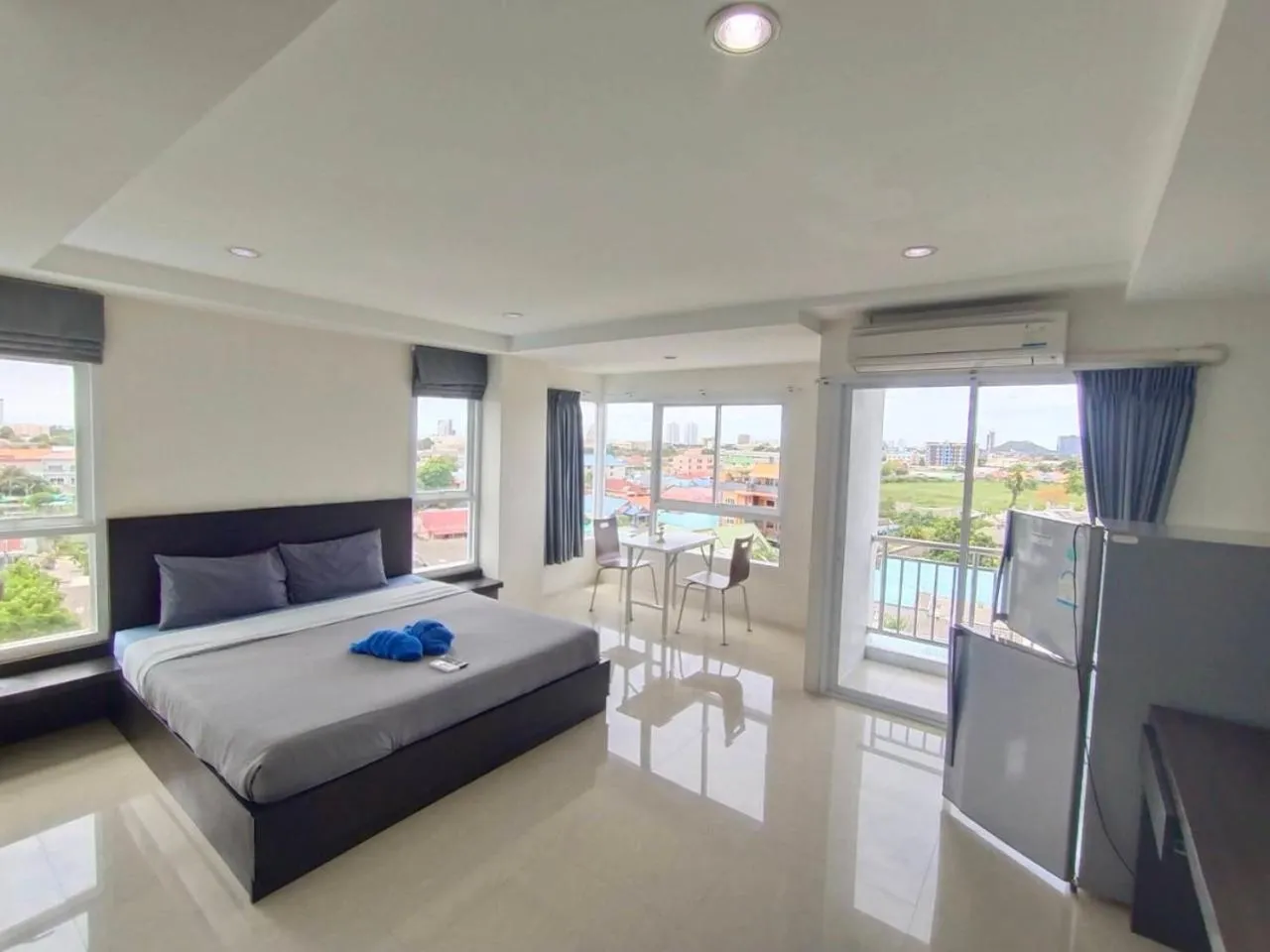 Photo of the whole room, Bed in The Precious