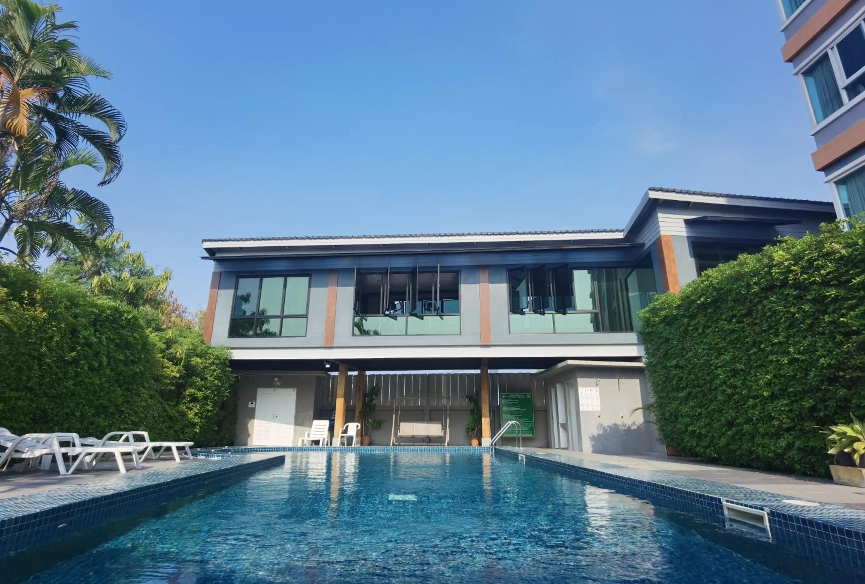 Swimming pool in The Precious