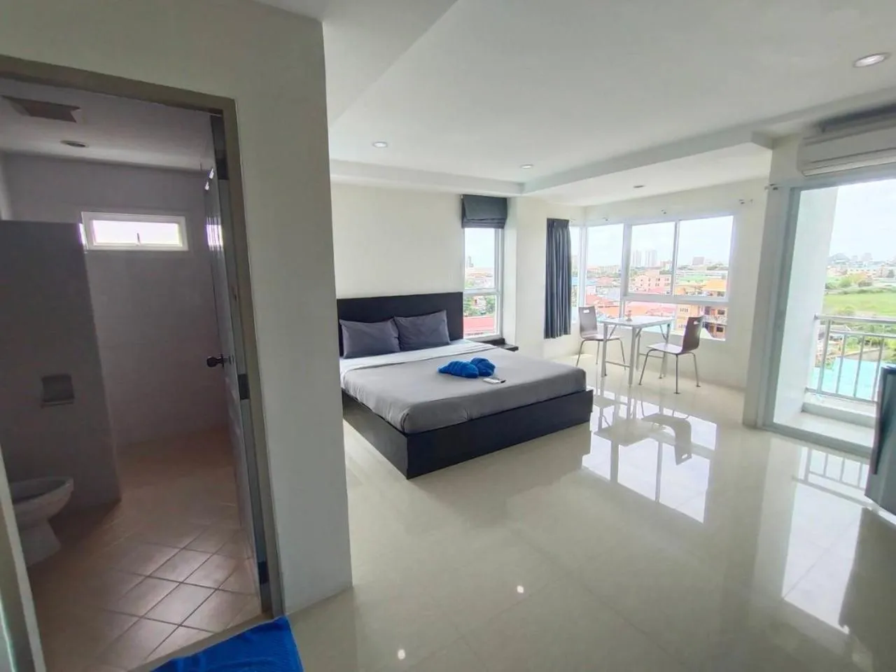 Photo of the whole room, Bed in The Precious