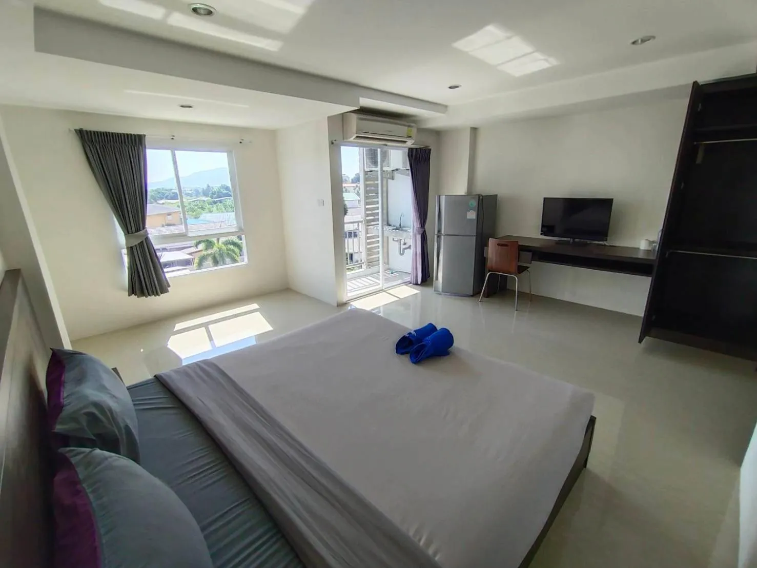 Photo of the whole room, Bed in The Precious