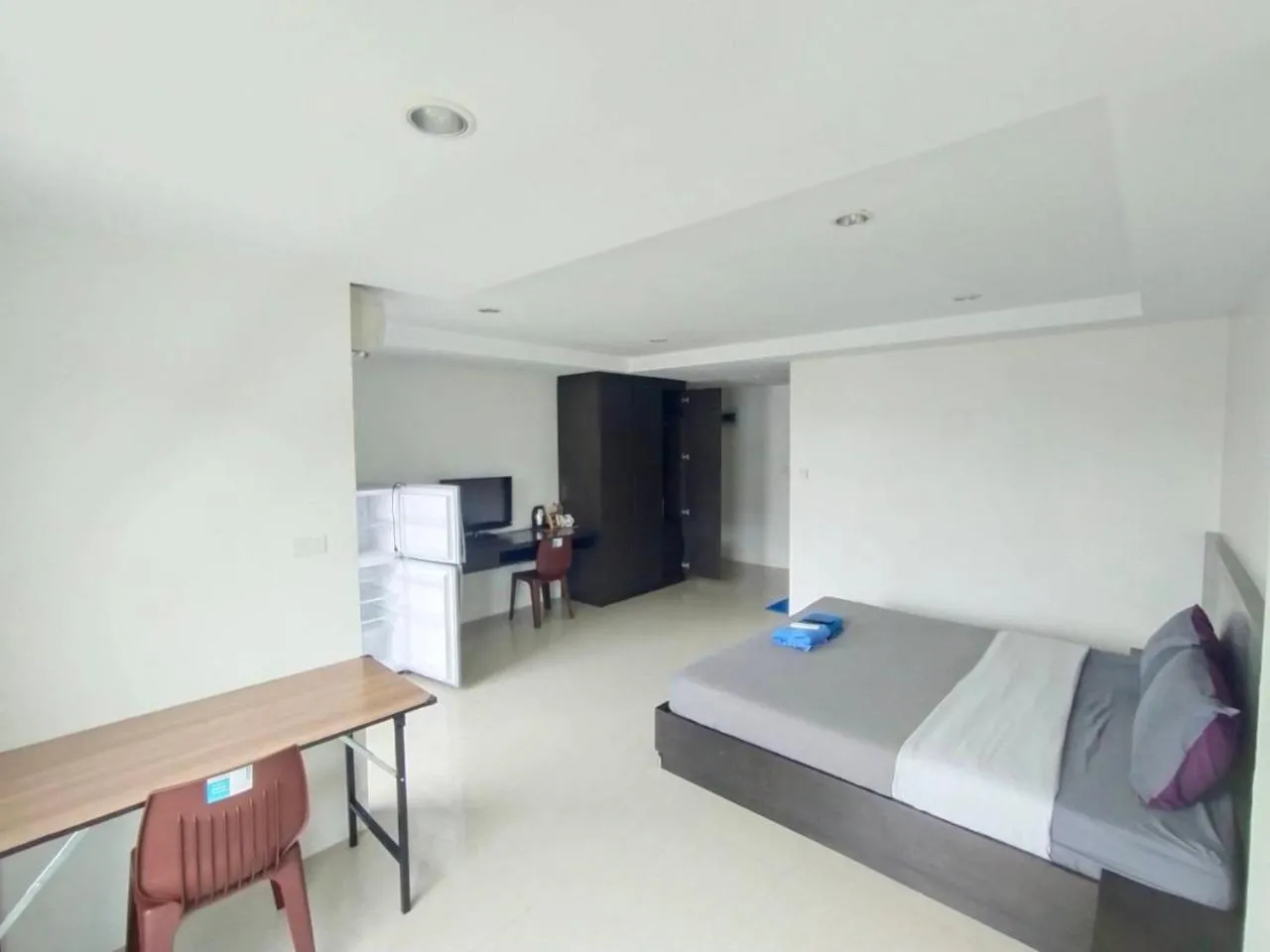 Photo of the whole room, Bed in The Precious