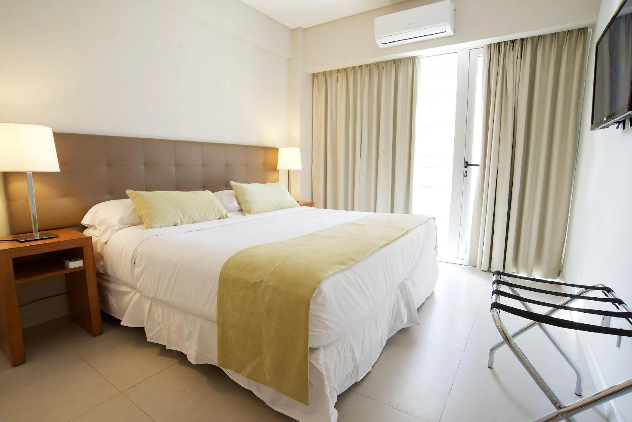 Photo of the whole room, Bed in Byblos Palermo Soho