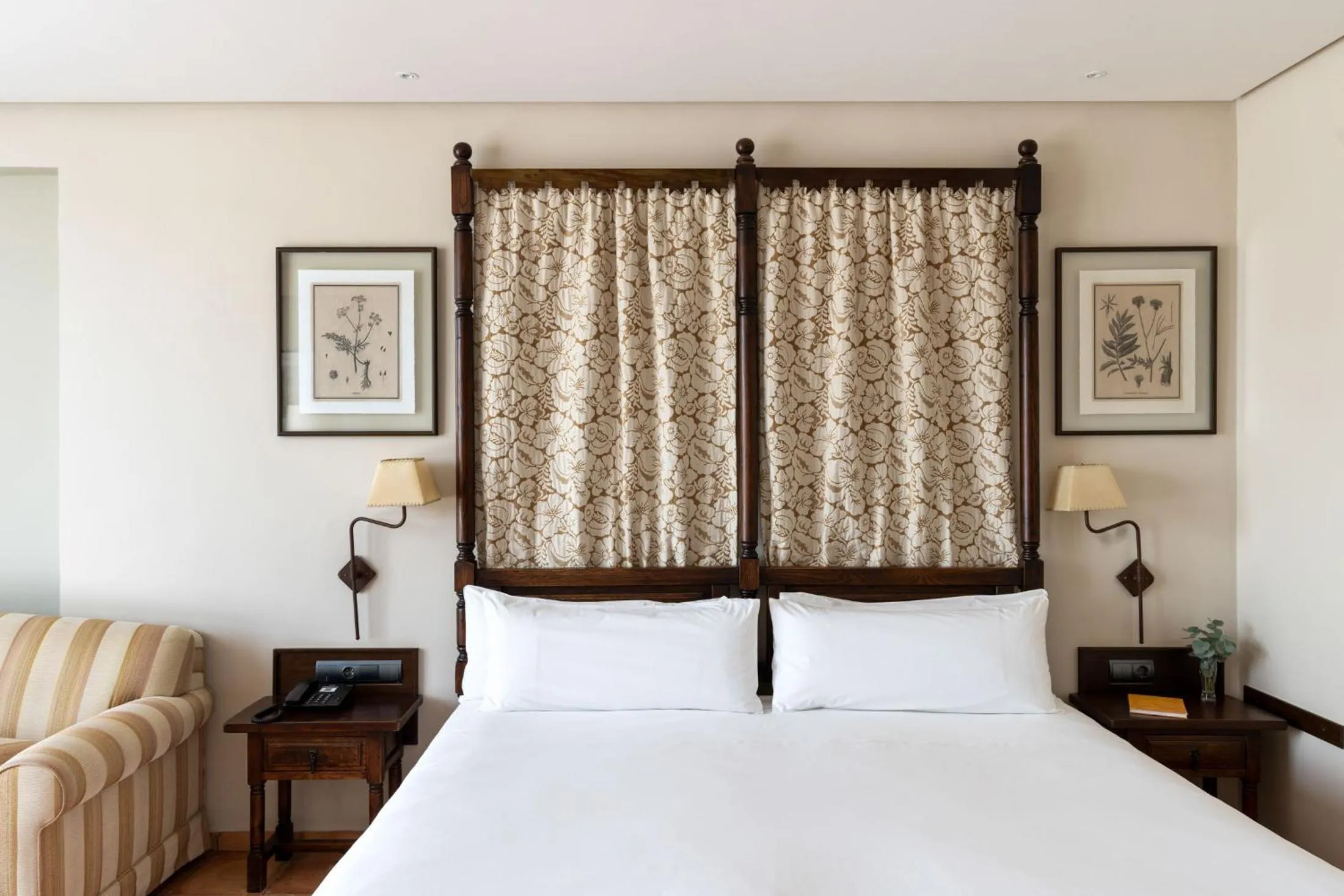 Bed in Parador de Sos del Rey Católico