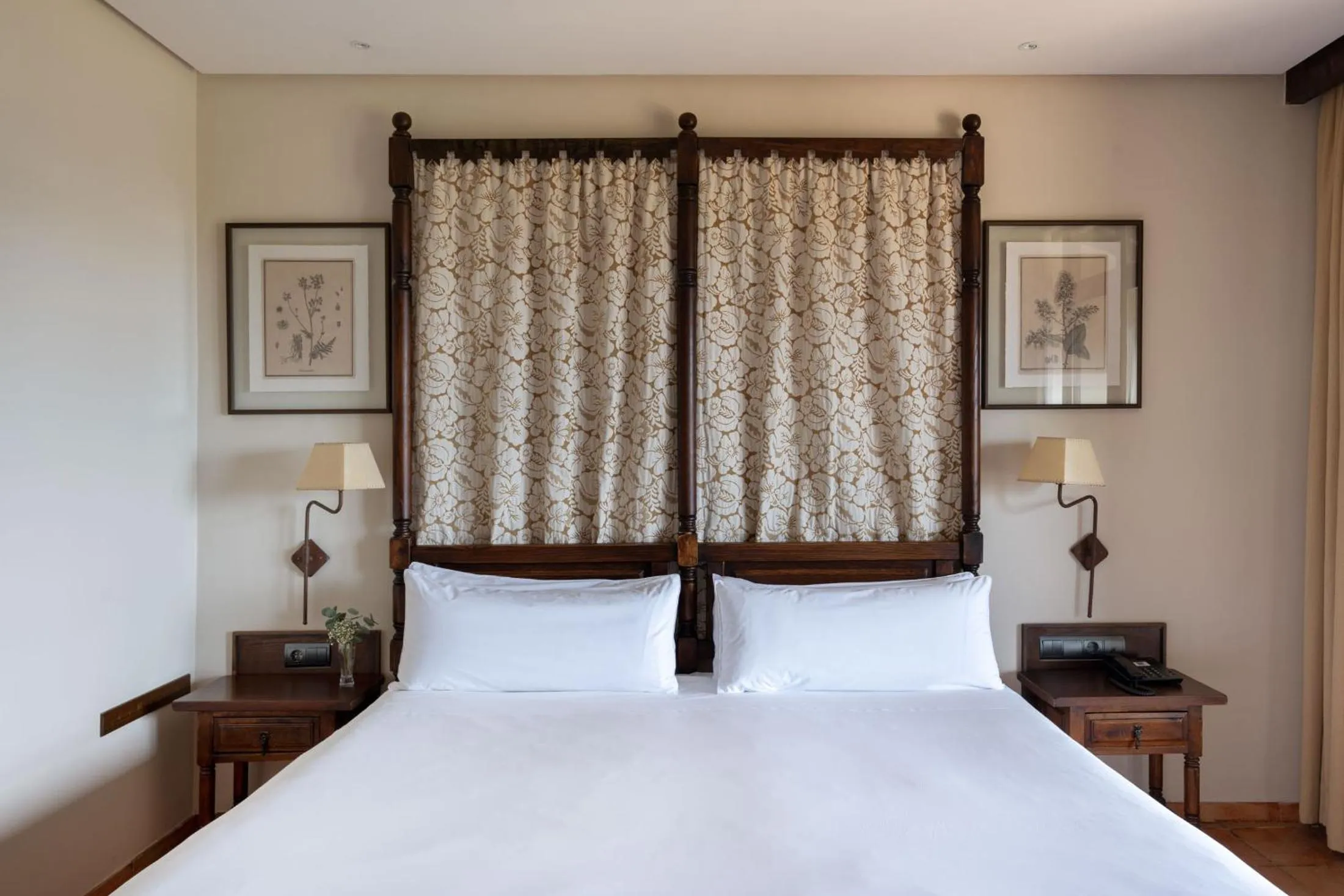 Bed in Parador de Sos del Rey Católico