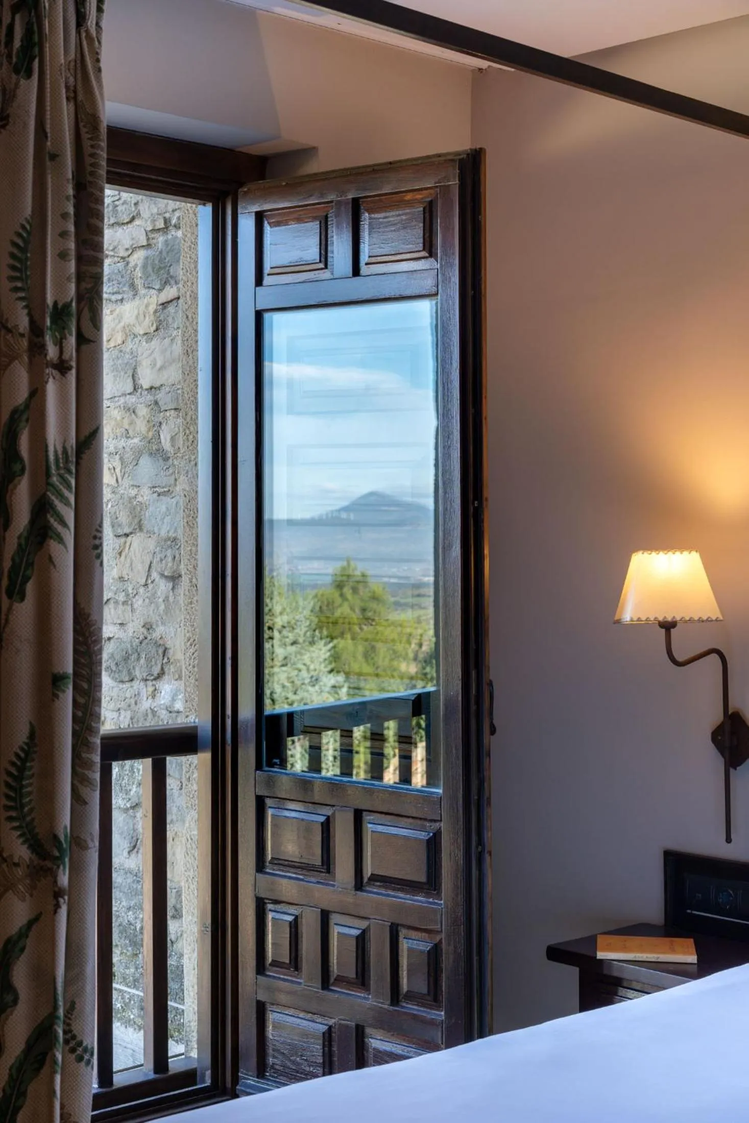 View (from property/room), Bed in Parador de Sos del Rey Católico