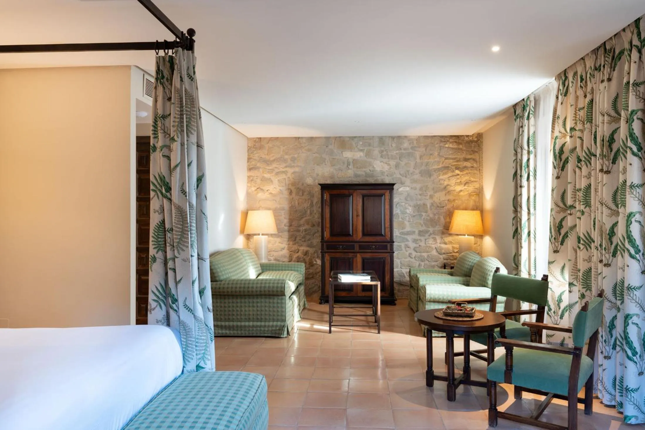 Living room, Bed in Parador de Sos del Rey Católico