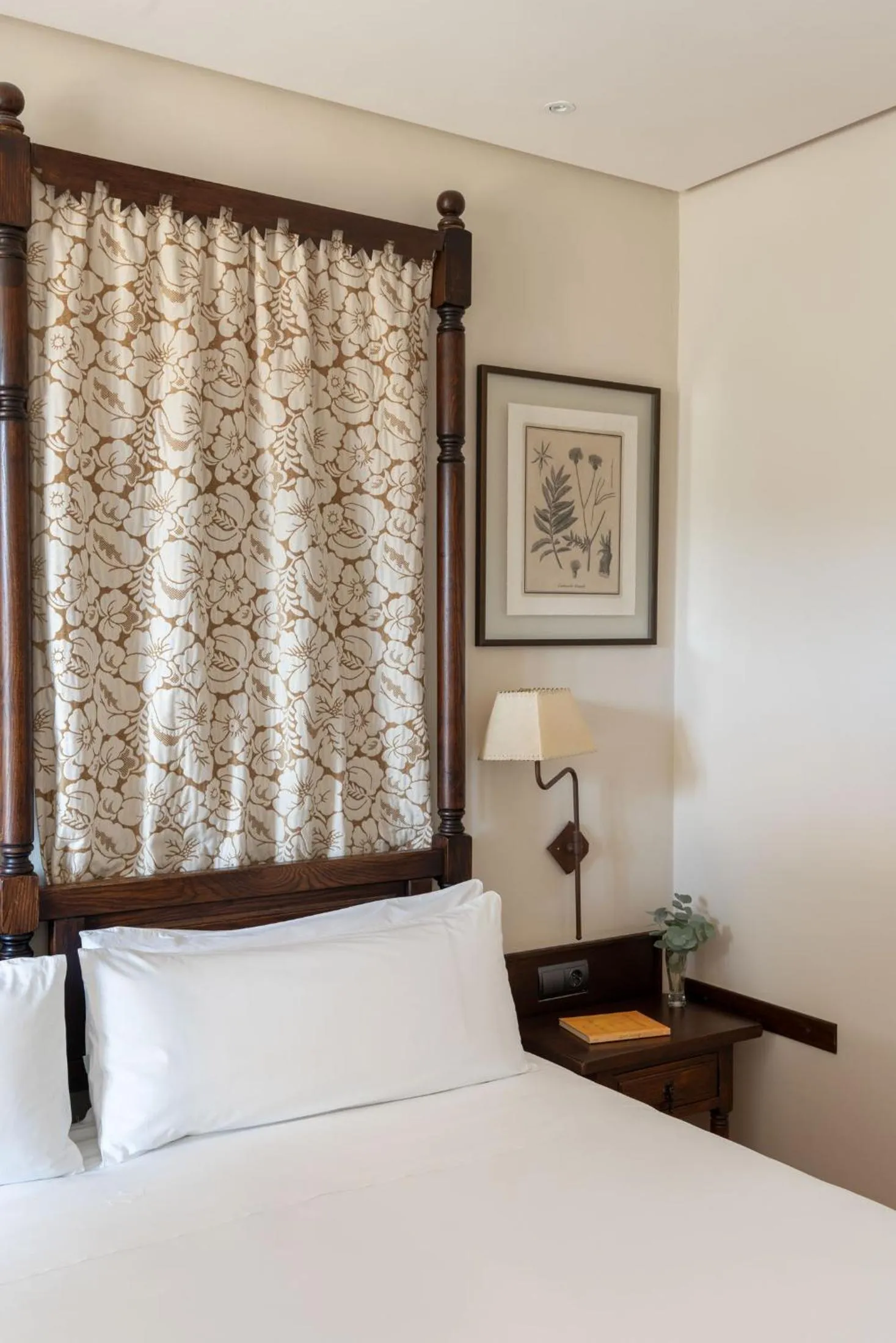 Bed in Parador de Sos del Rey Católico