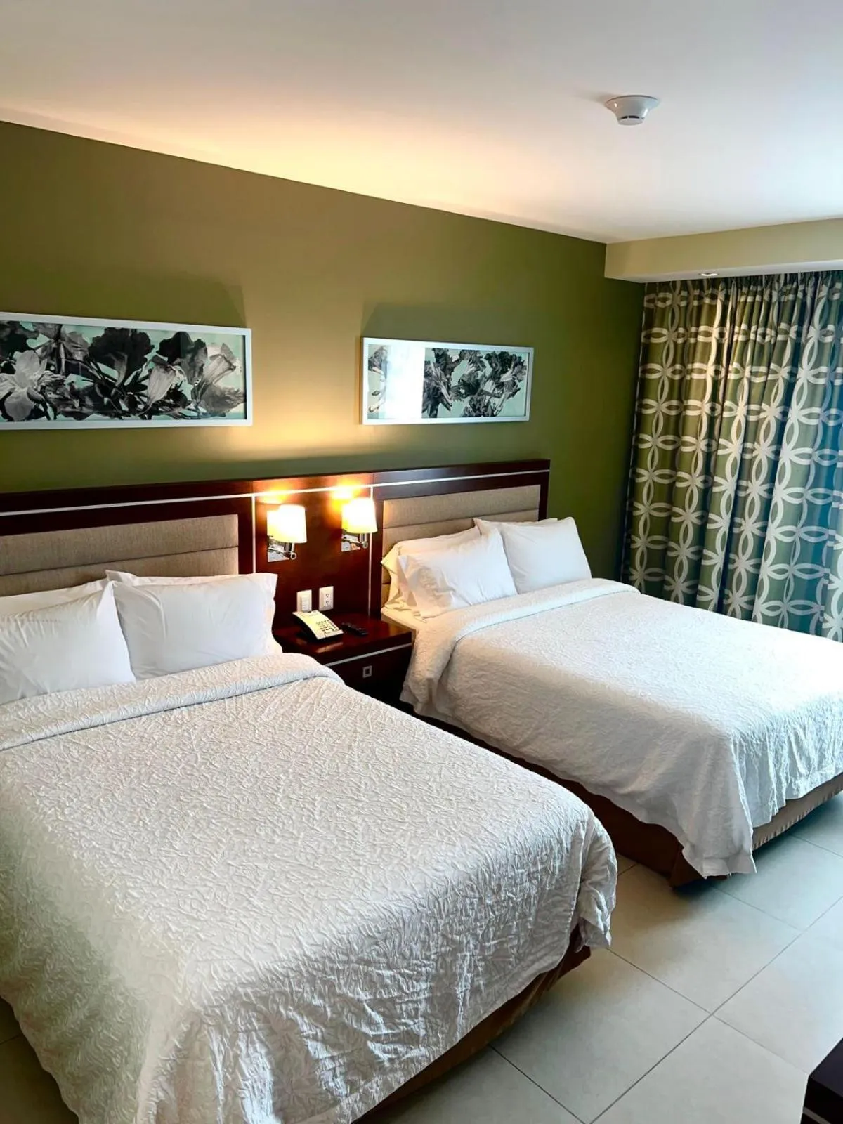 Property building, Bed in Hampton Inn by Hilton Villahermosa