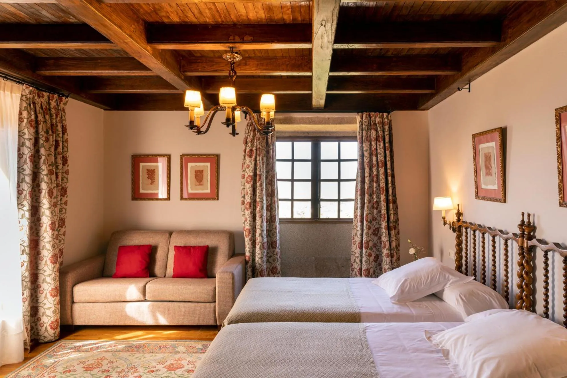 Photo of the whole room, Bed in Parador de Verín