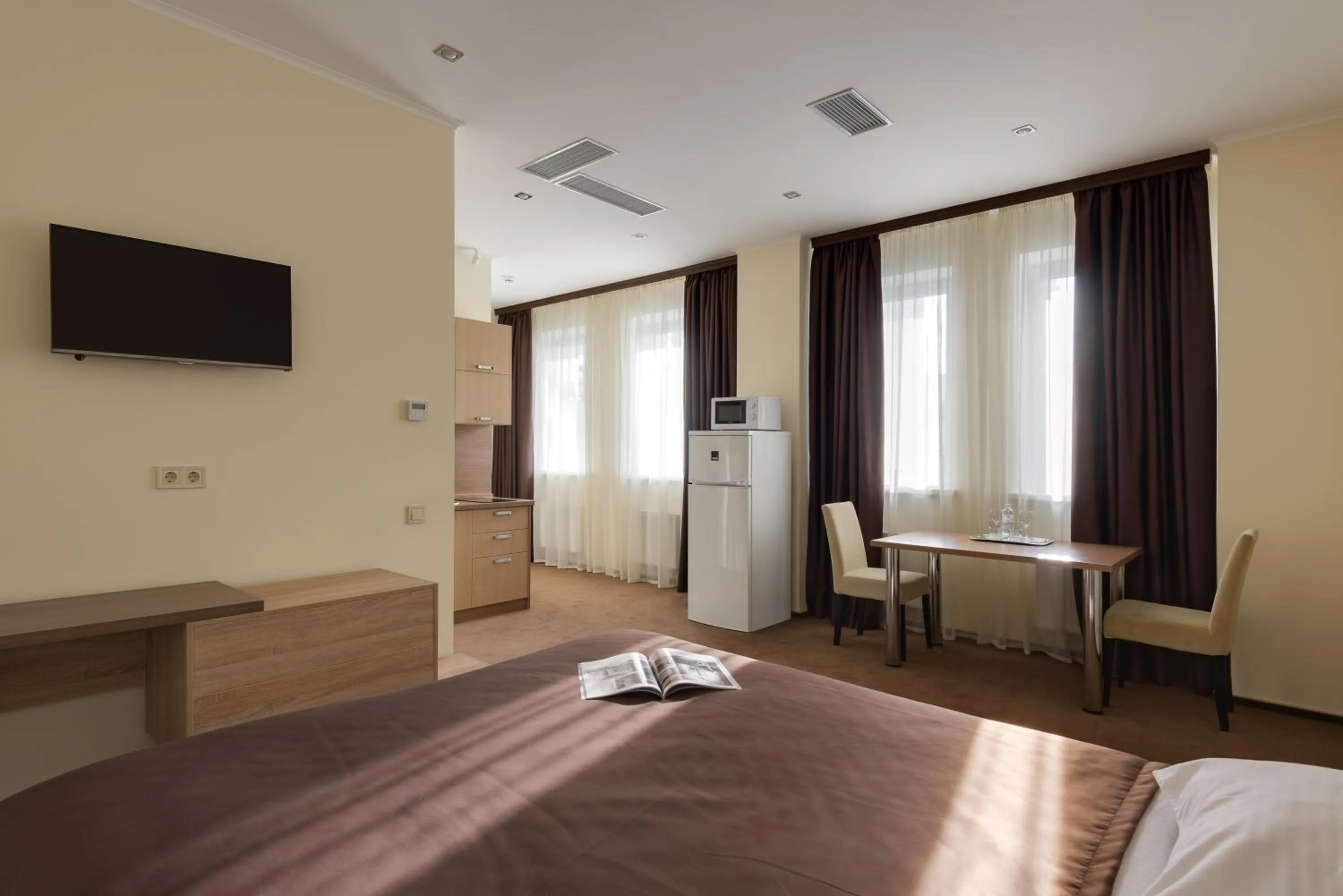 Kitchen or kitchenette, Bed in Twin Apart Hotel