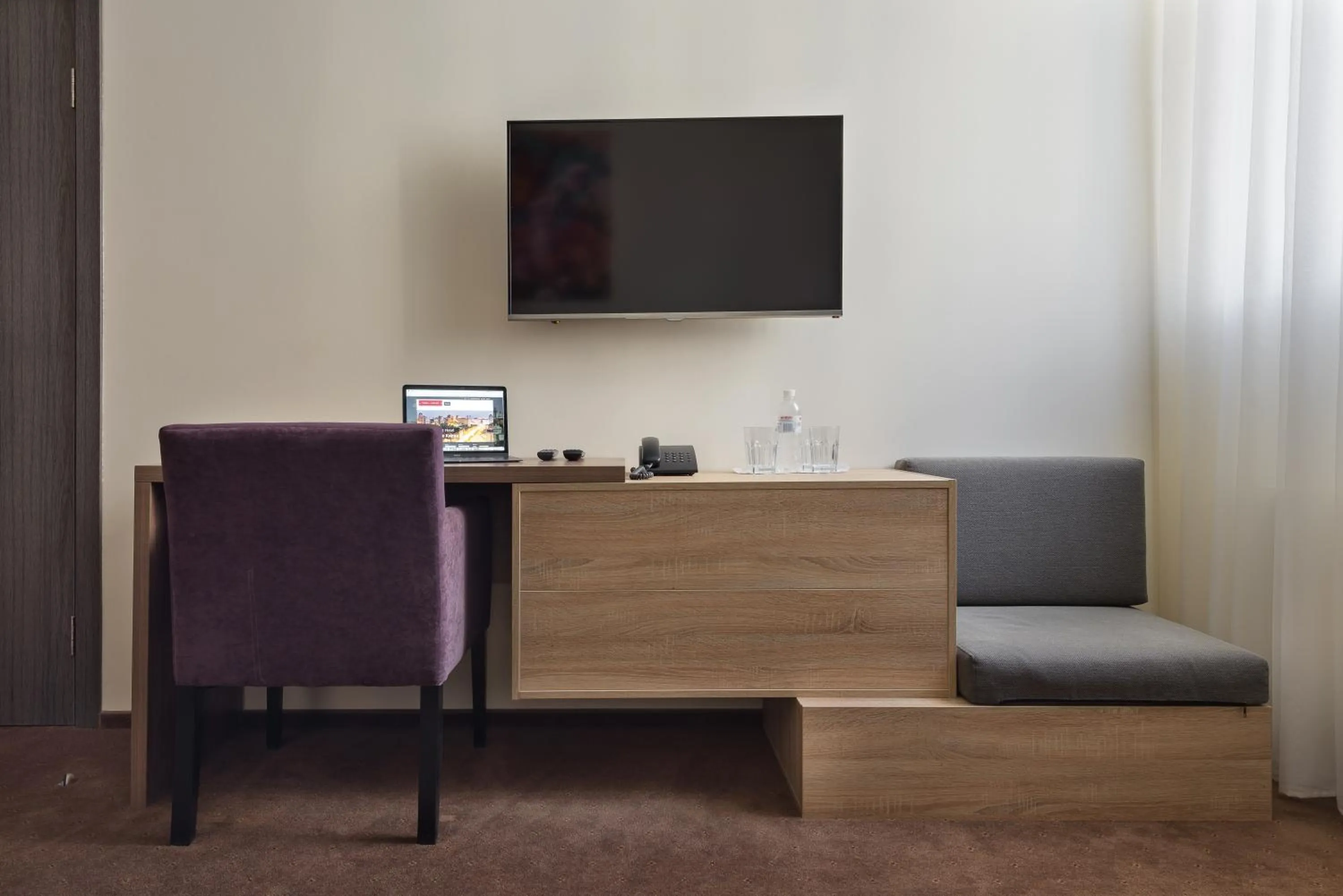 TV and multimedia in Twin Apart Hotel