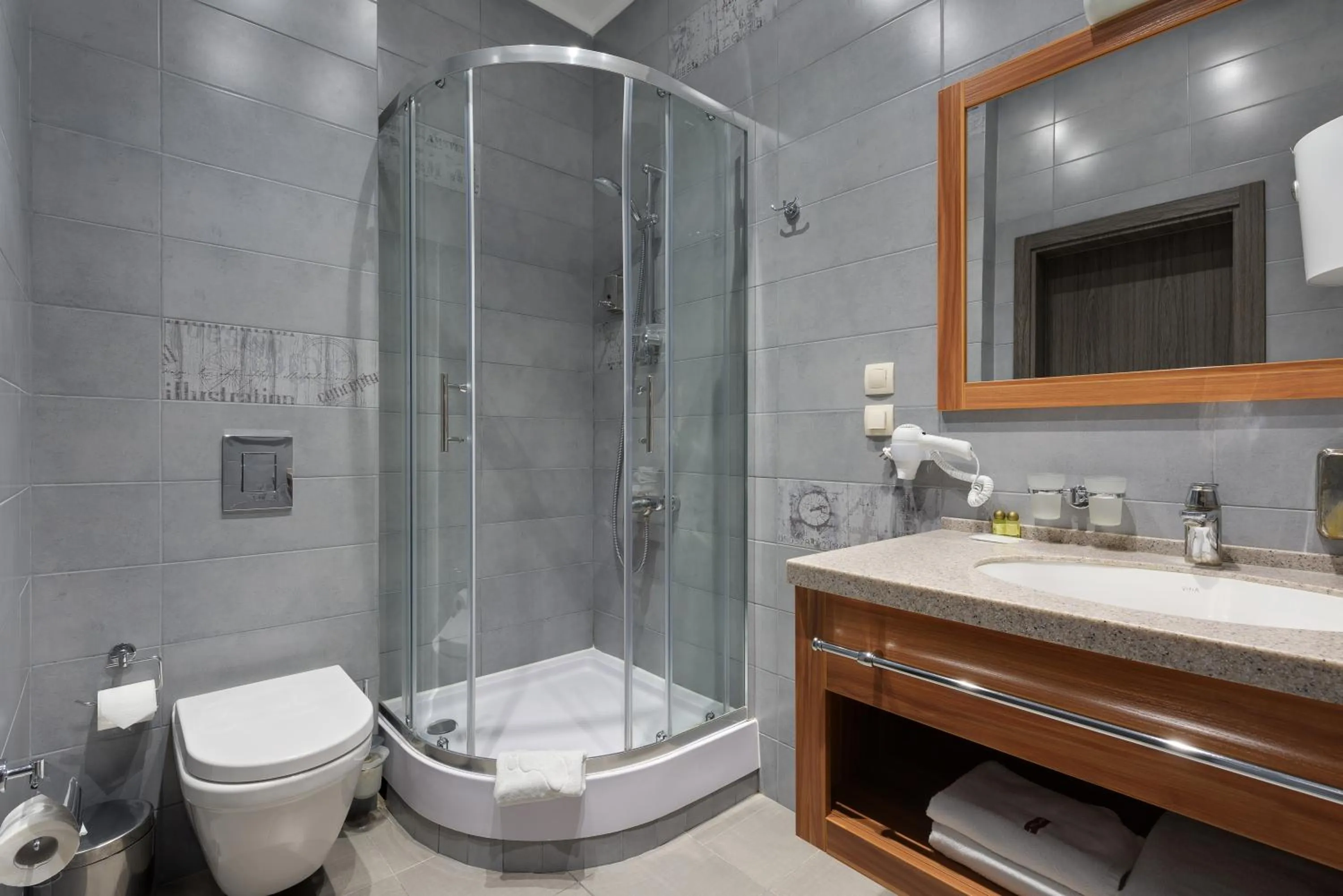 Shower in Twin Apart Hotel