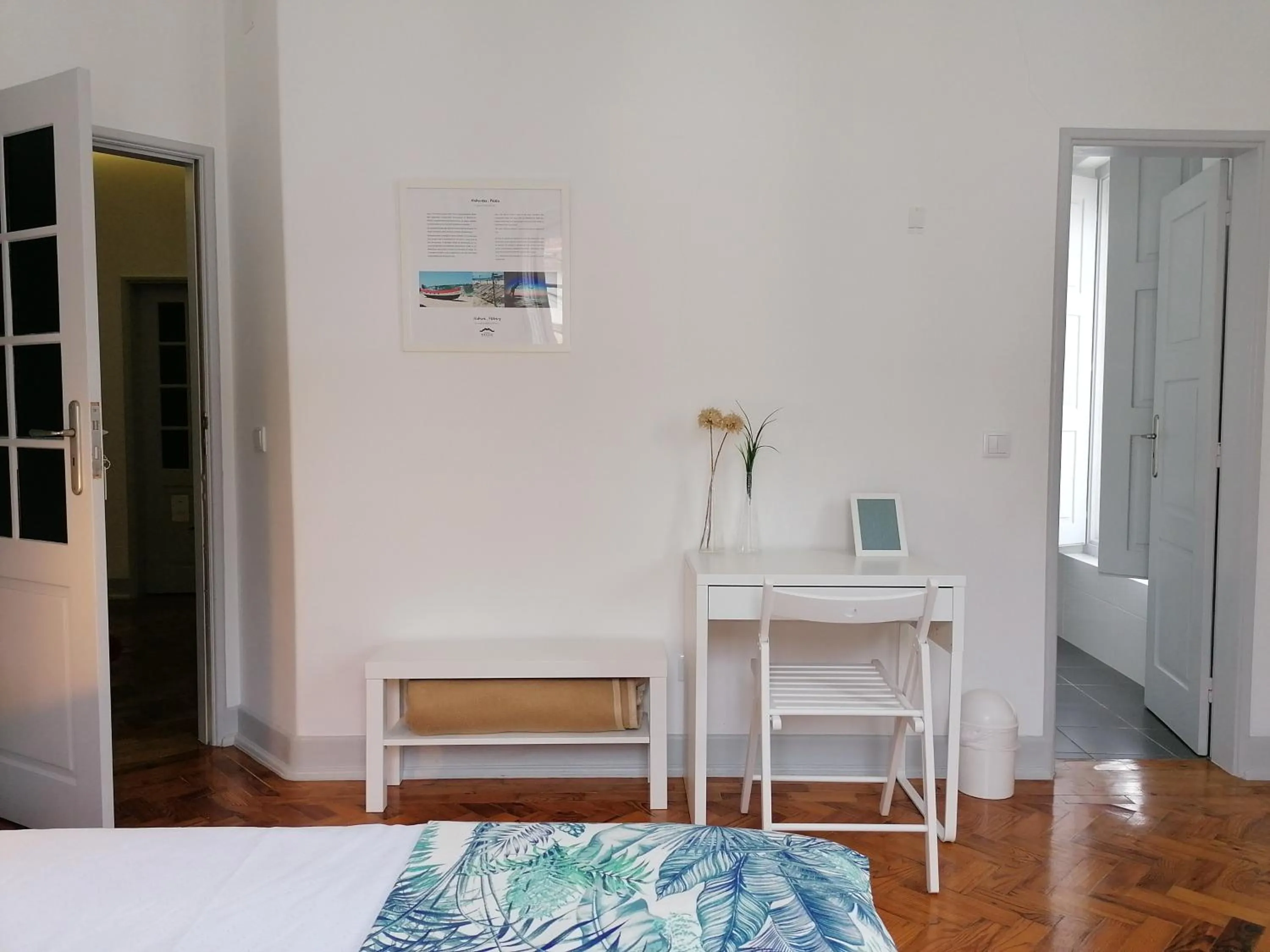 Seating area, Bed in Hostel Rossio Alcobaça