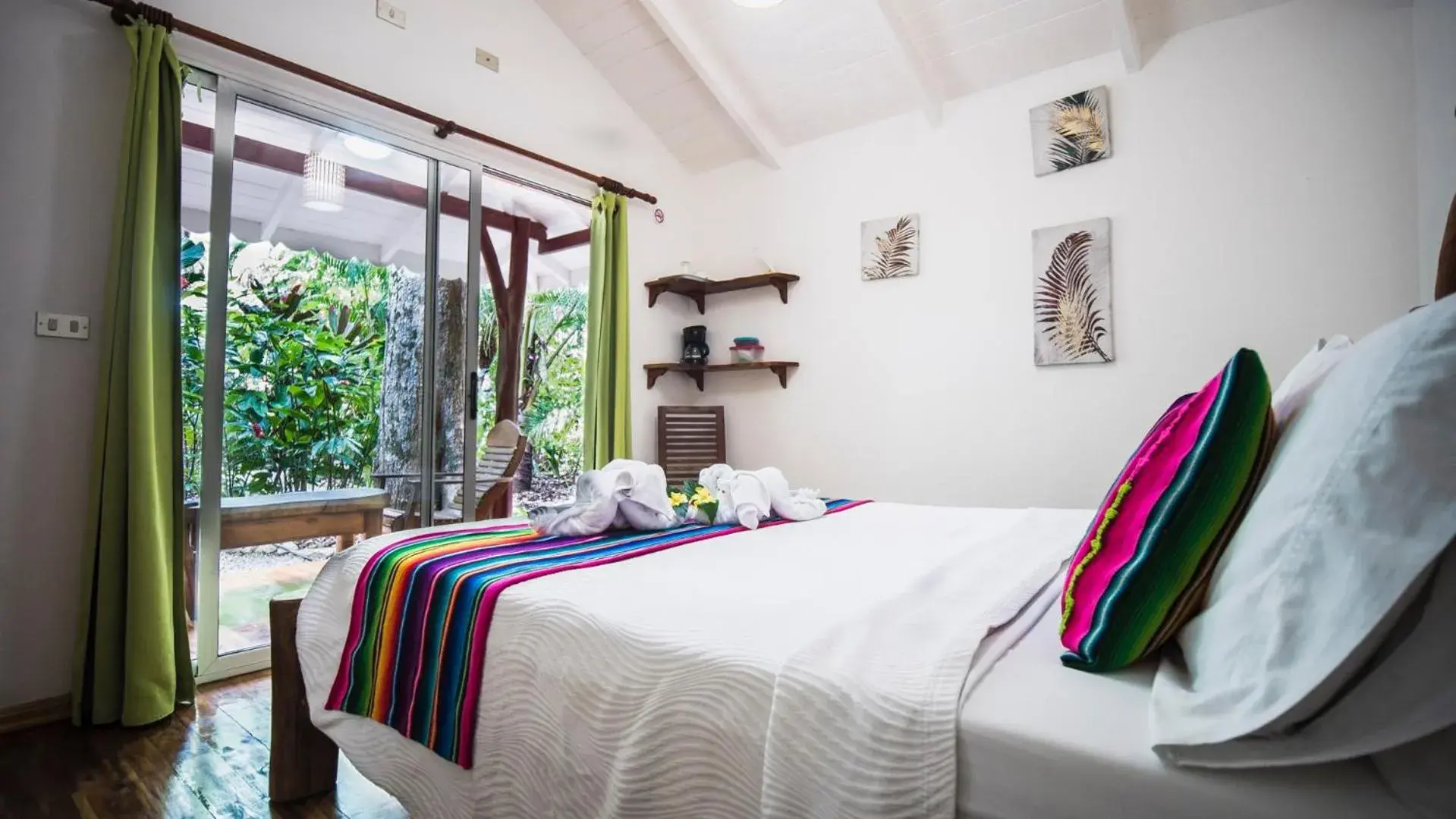 Bungalow queen size bed in Hotel El Pequeño Gecko Verde Bungalow queen size bed in Hotel El Pequeño Gecko Verde