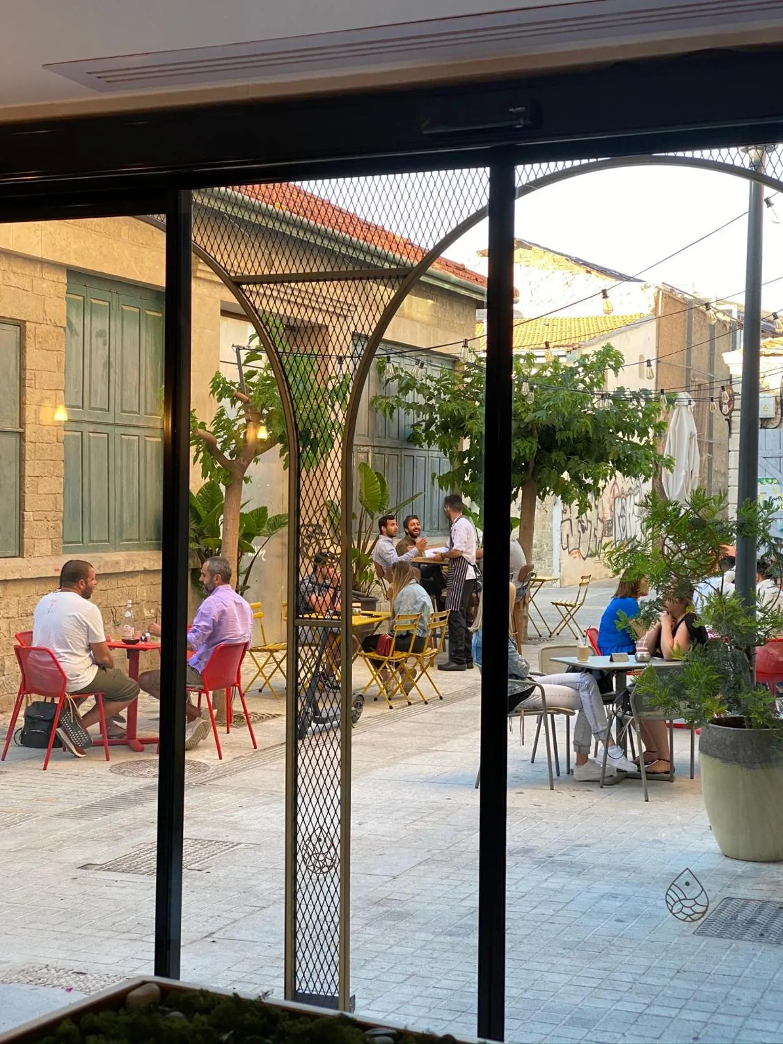 Restaurant/places to eat in Old Port Hotel