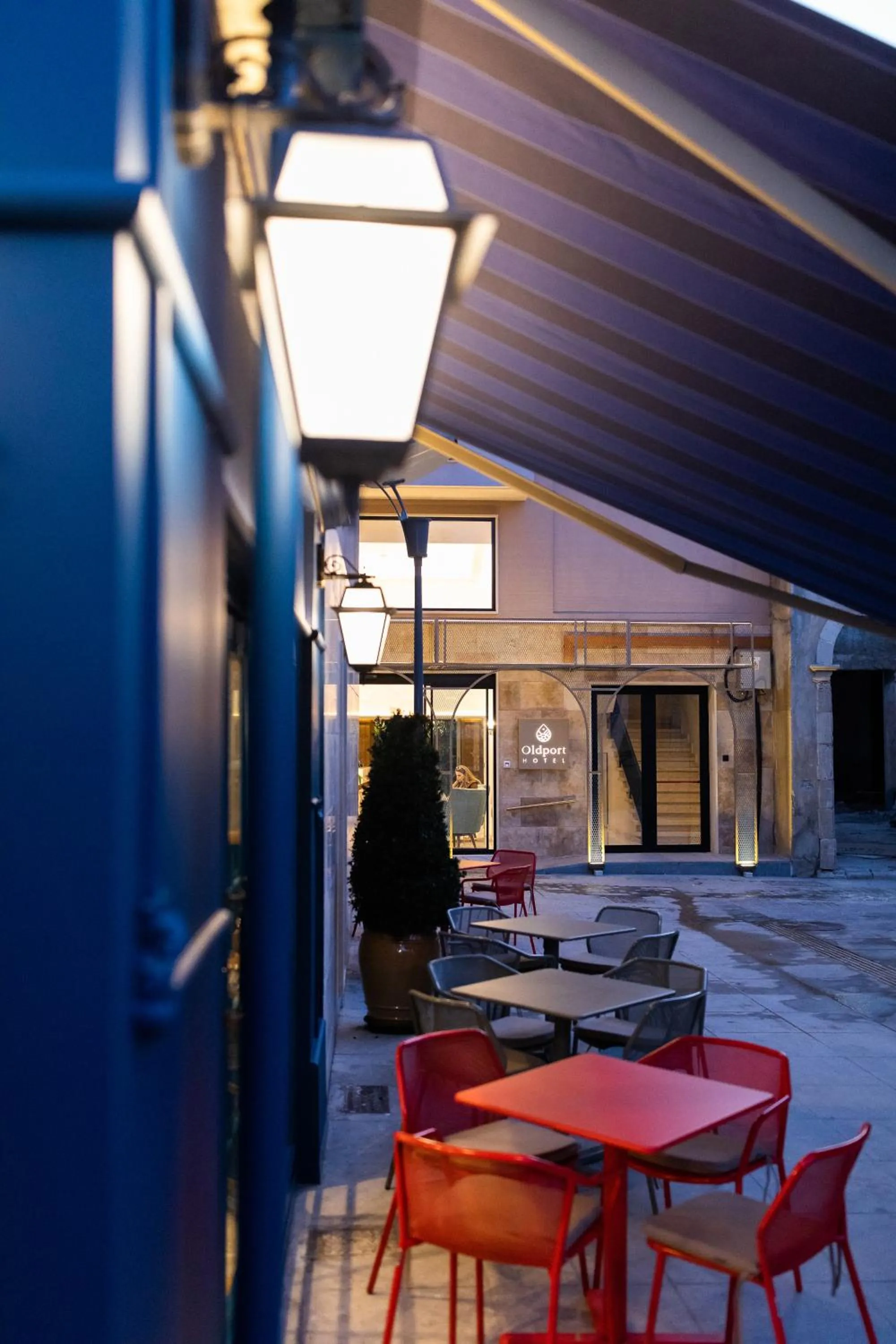 Restaurant/places to eat in Old Port Hotel