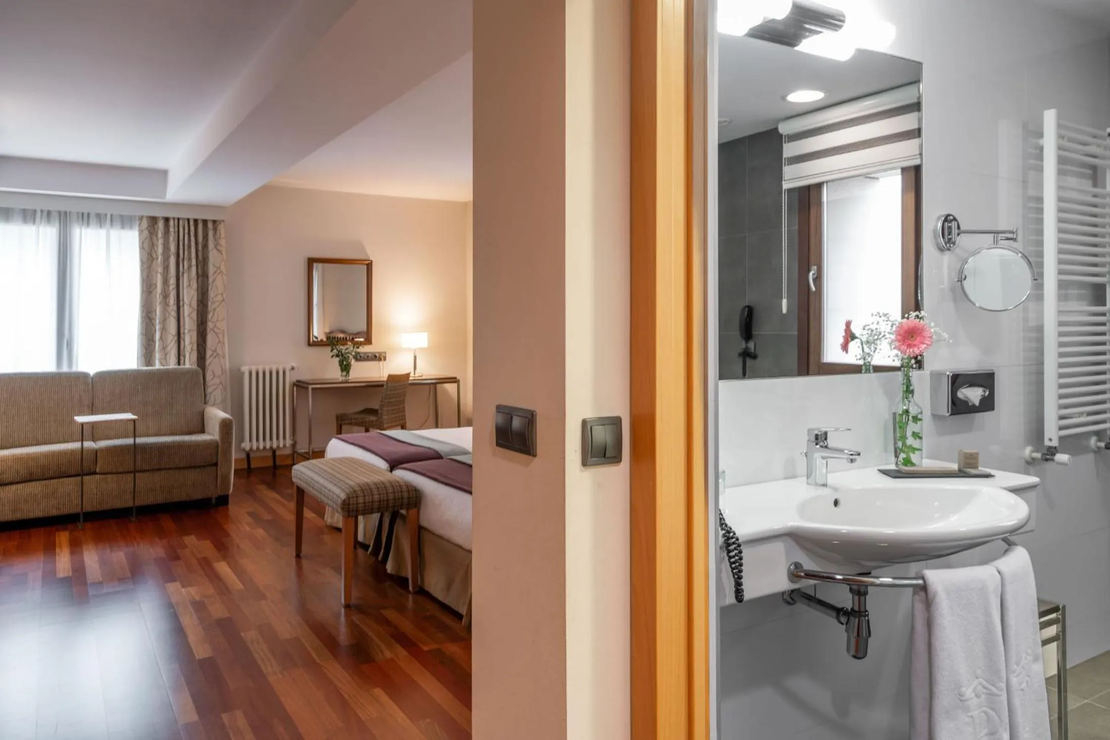 Photo of the whole room, Bed in Parador de Villafranca del Bierzo