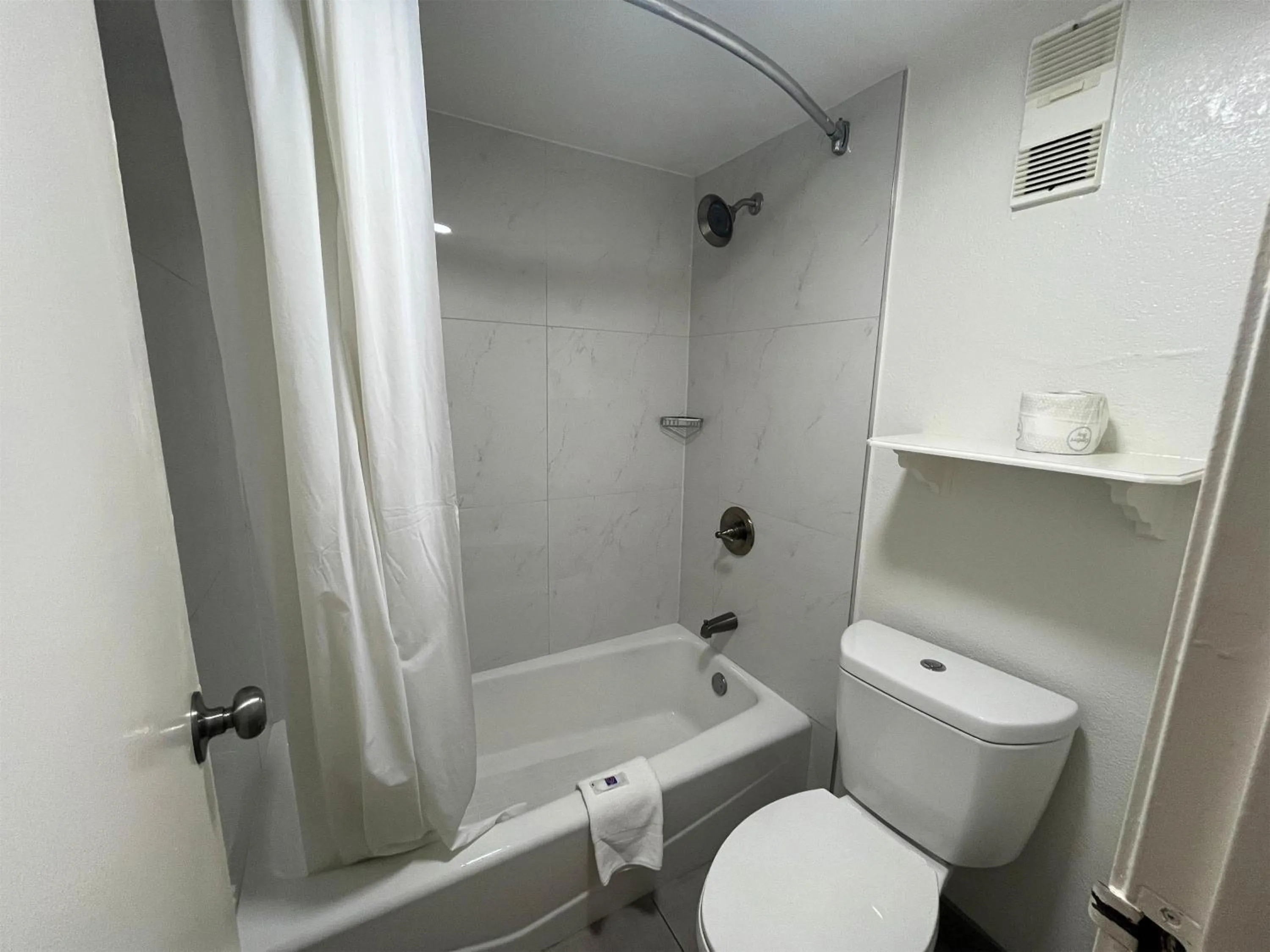 Bathroom in Studio 6 Suites Euless, TX – DFW West