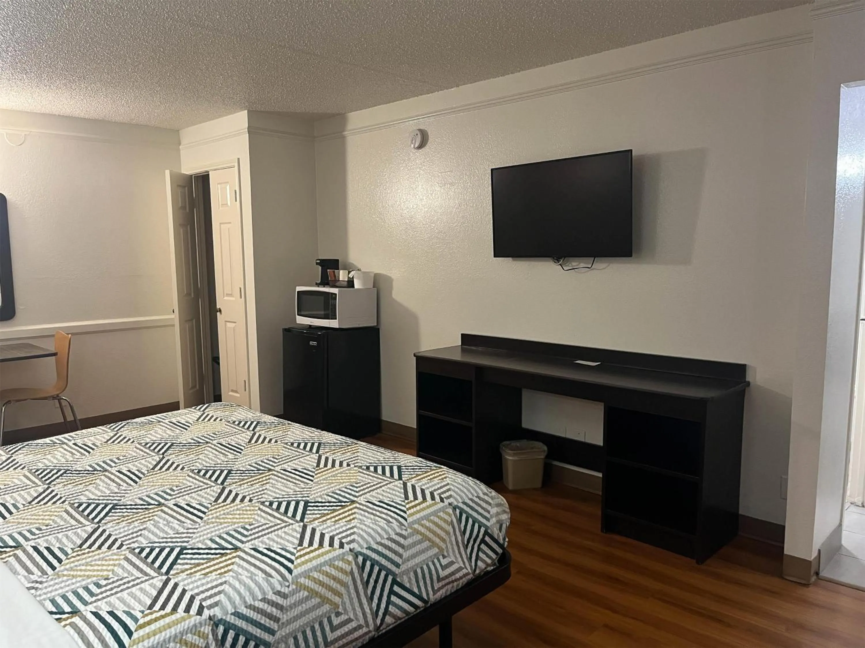 Photo of the whole room, Bed in Studio 6 Suites Euless, TX – DFW West