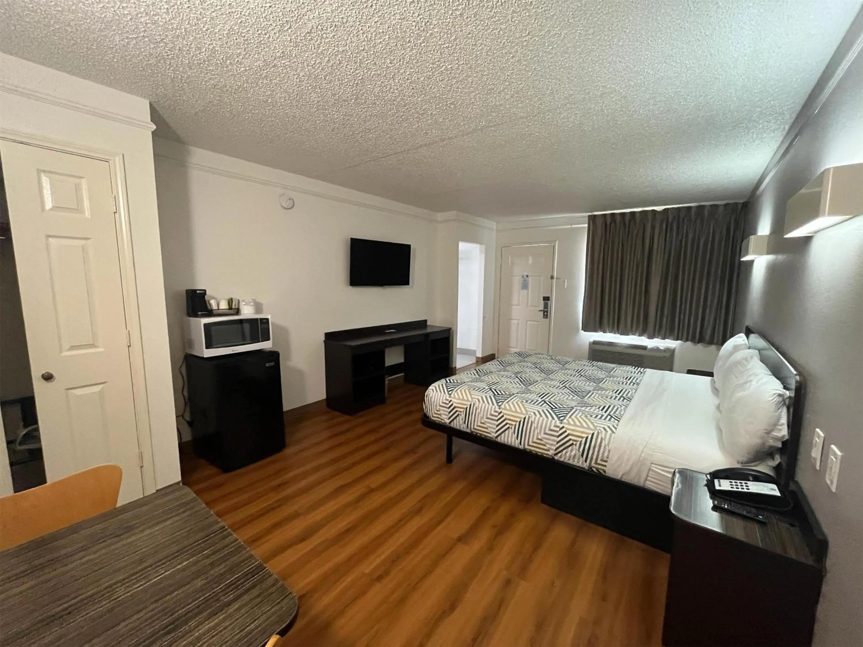 Photo of the whole room, Bed in Studio 6 Suites Euless, TX – DFW West