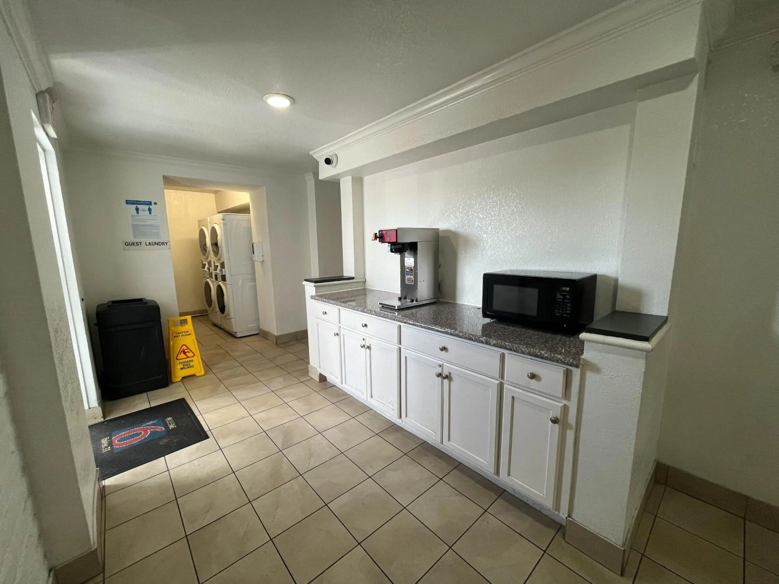 Property building in Studio 6 Suites Euless, TX – DFW West